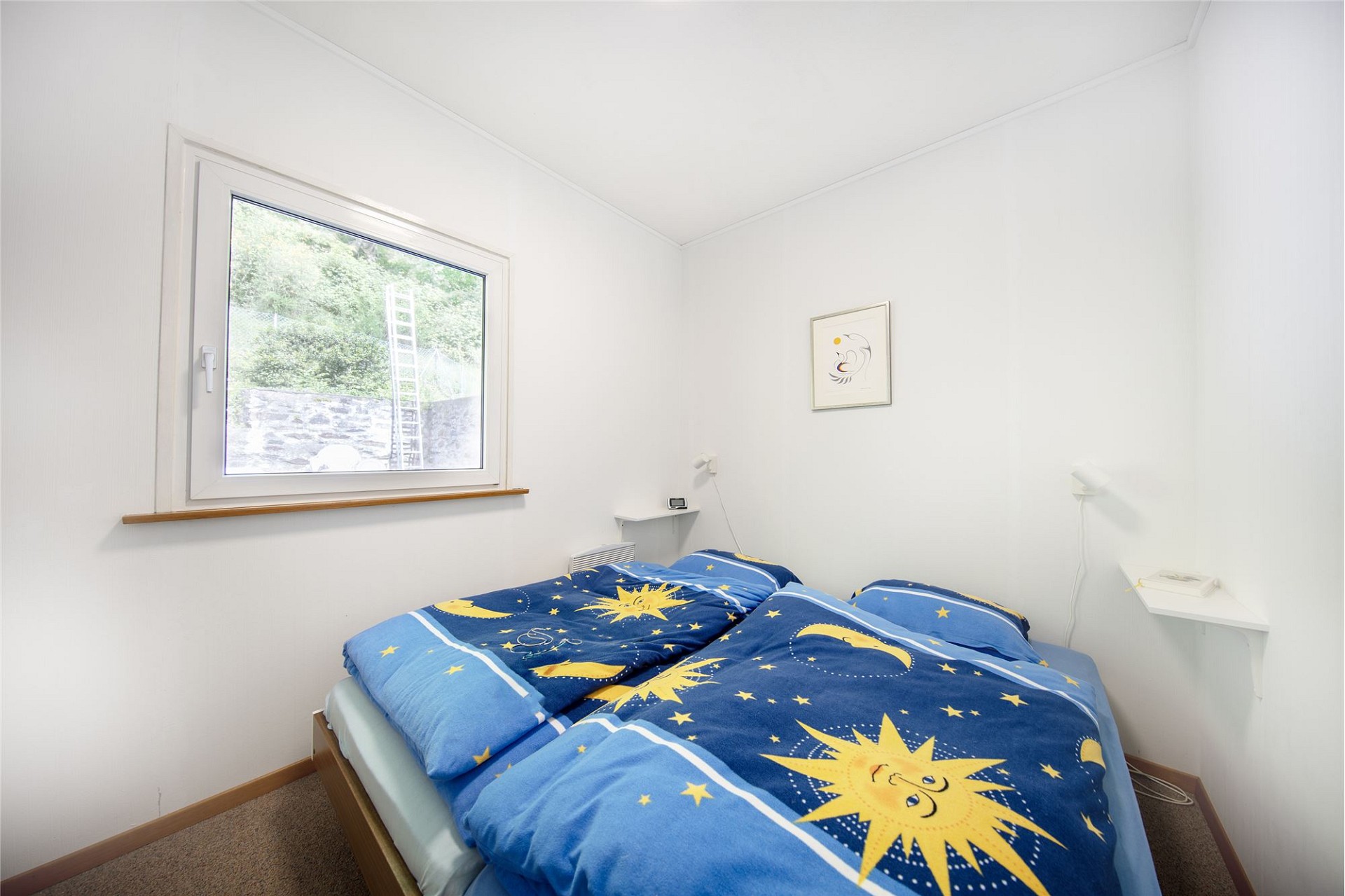 Kleines Schlafzimmer mit Einzelbett