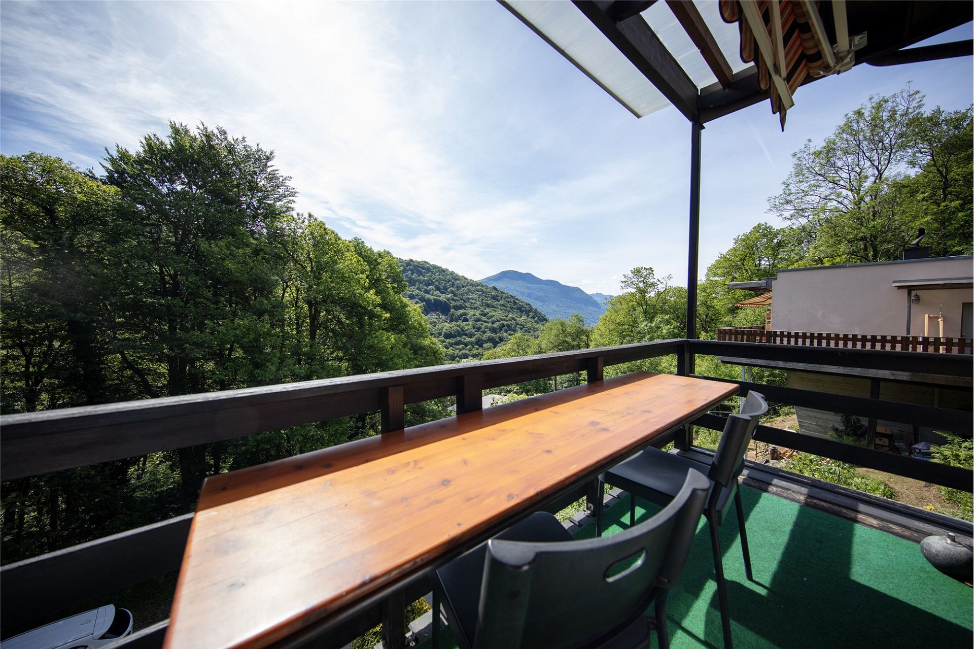Balkon mit Bergblick