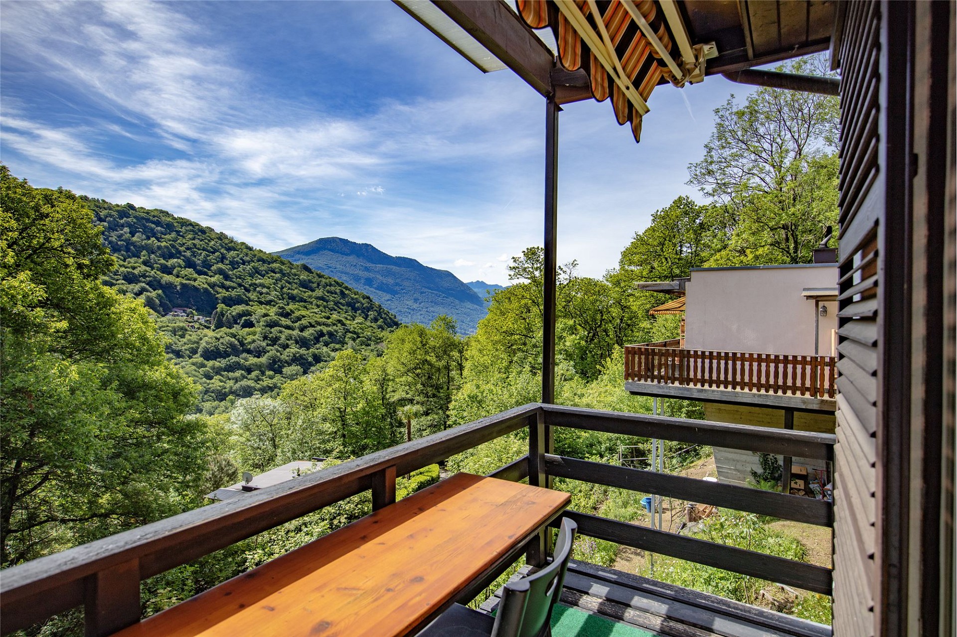 Balkon mit Bergblick