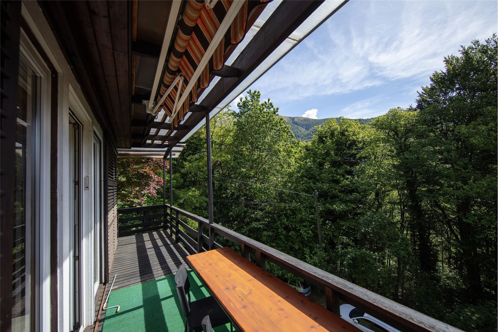 Balkon mit Berg- und Grünblick