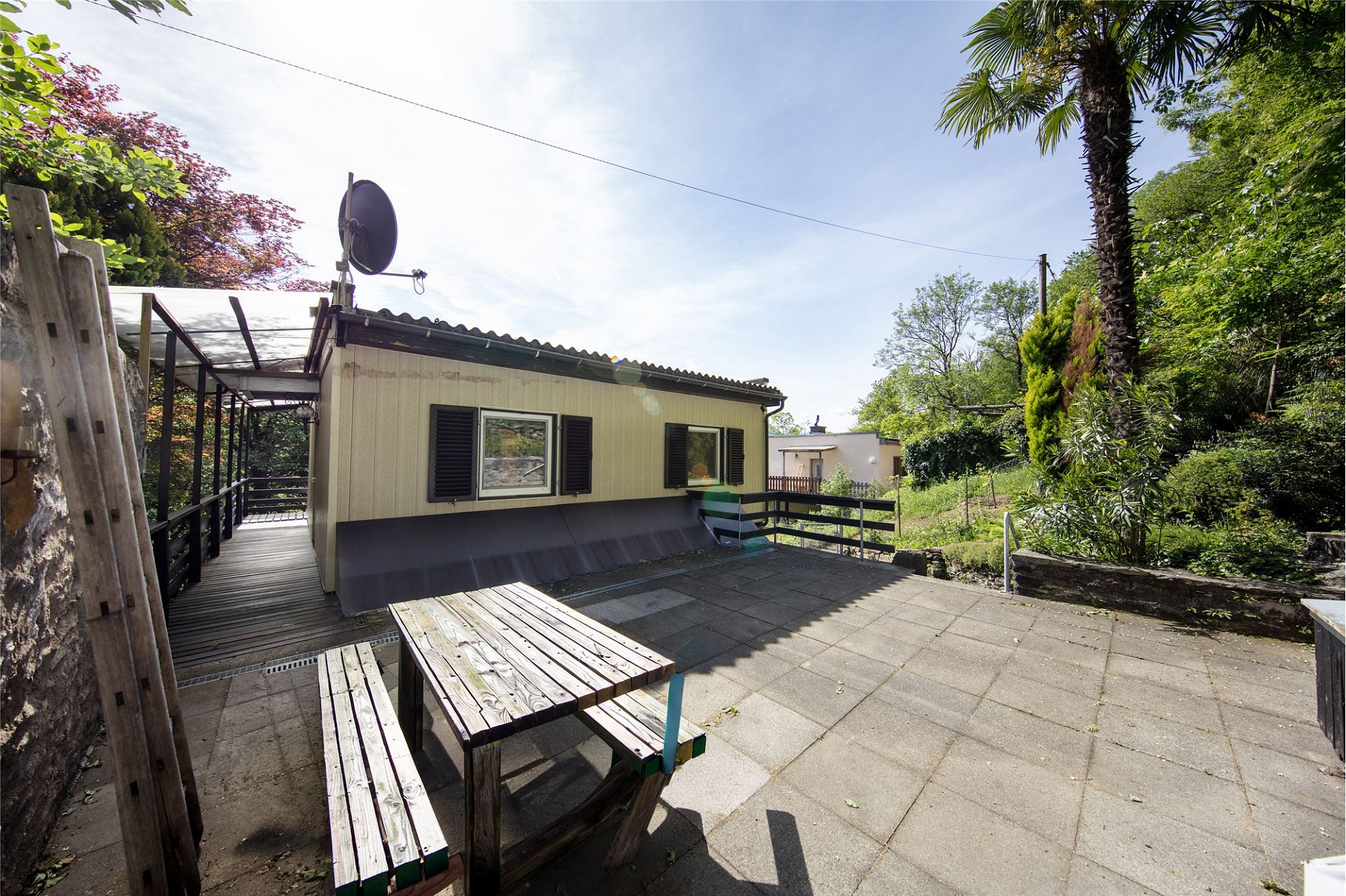 Außenansicht einer Terrasse mit Garten