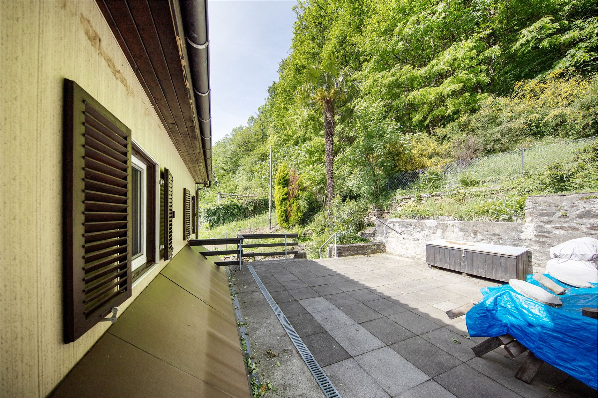 Terrasse am Haus mit Gartenblick