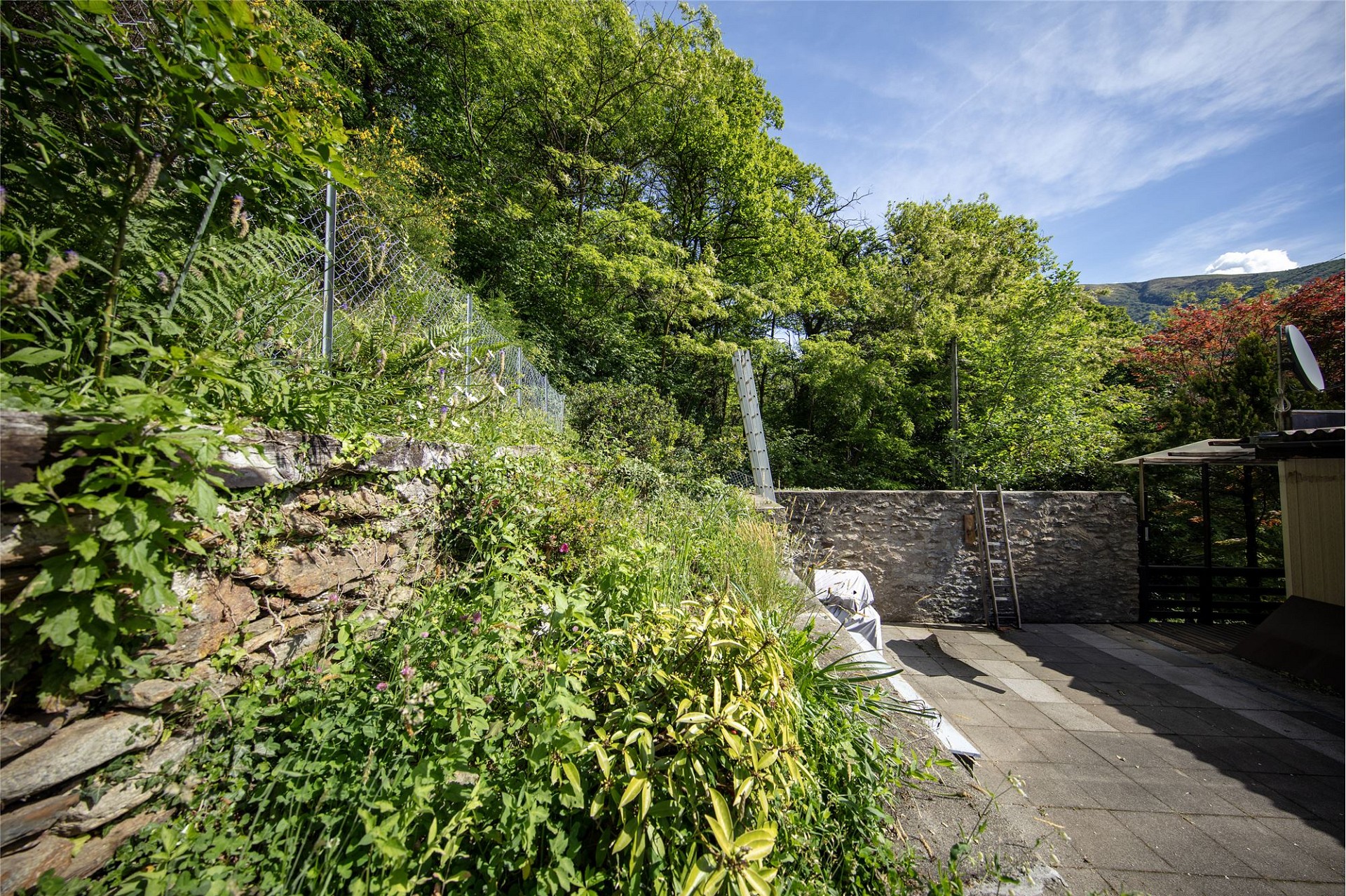 Garten- und Terrassenbereich mit Natursteinmauer