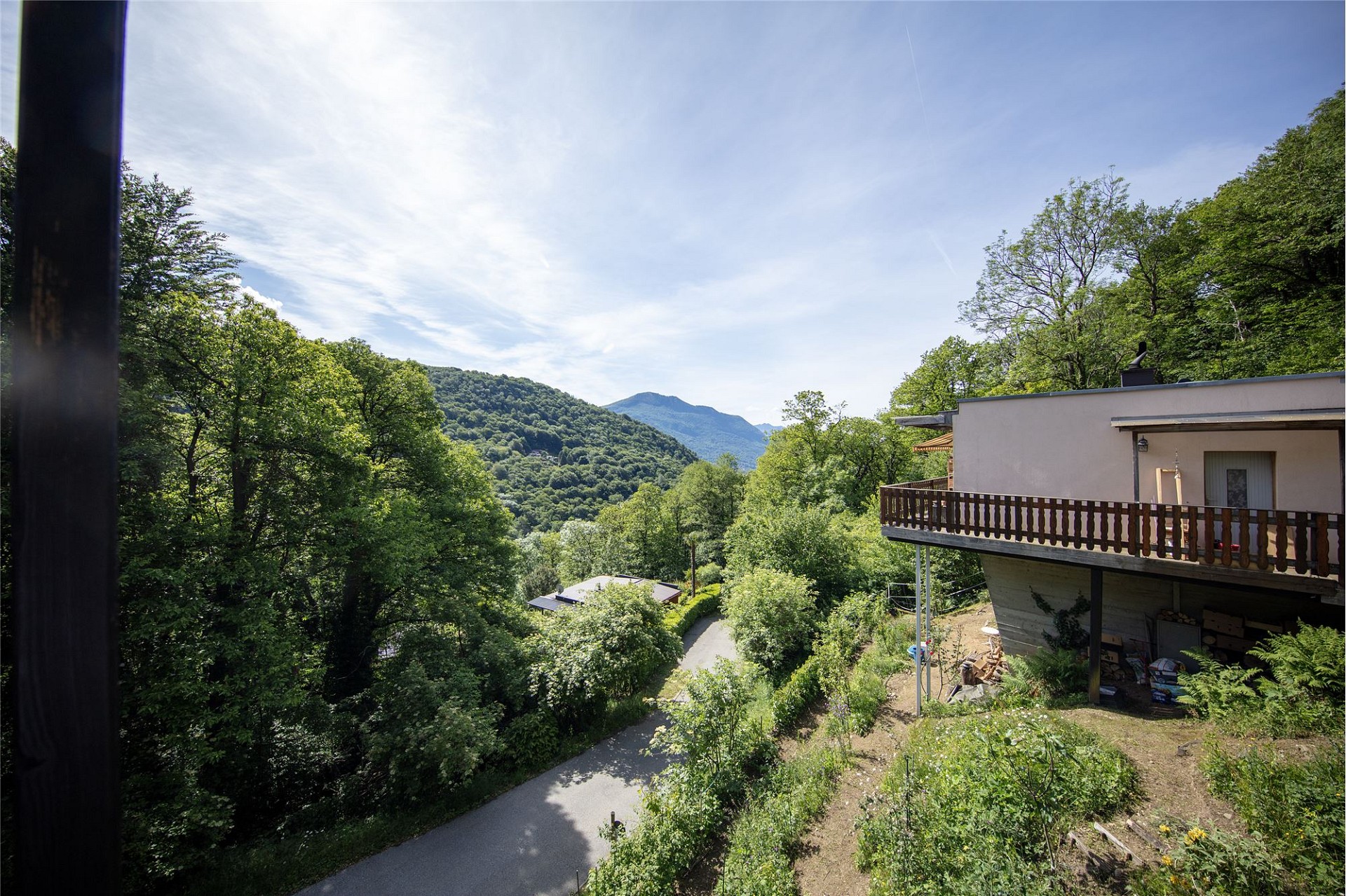 Bergblick mit Haus und Balkon