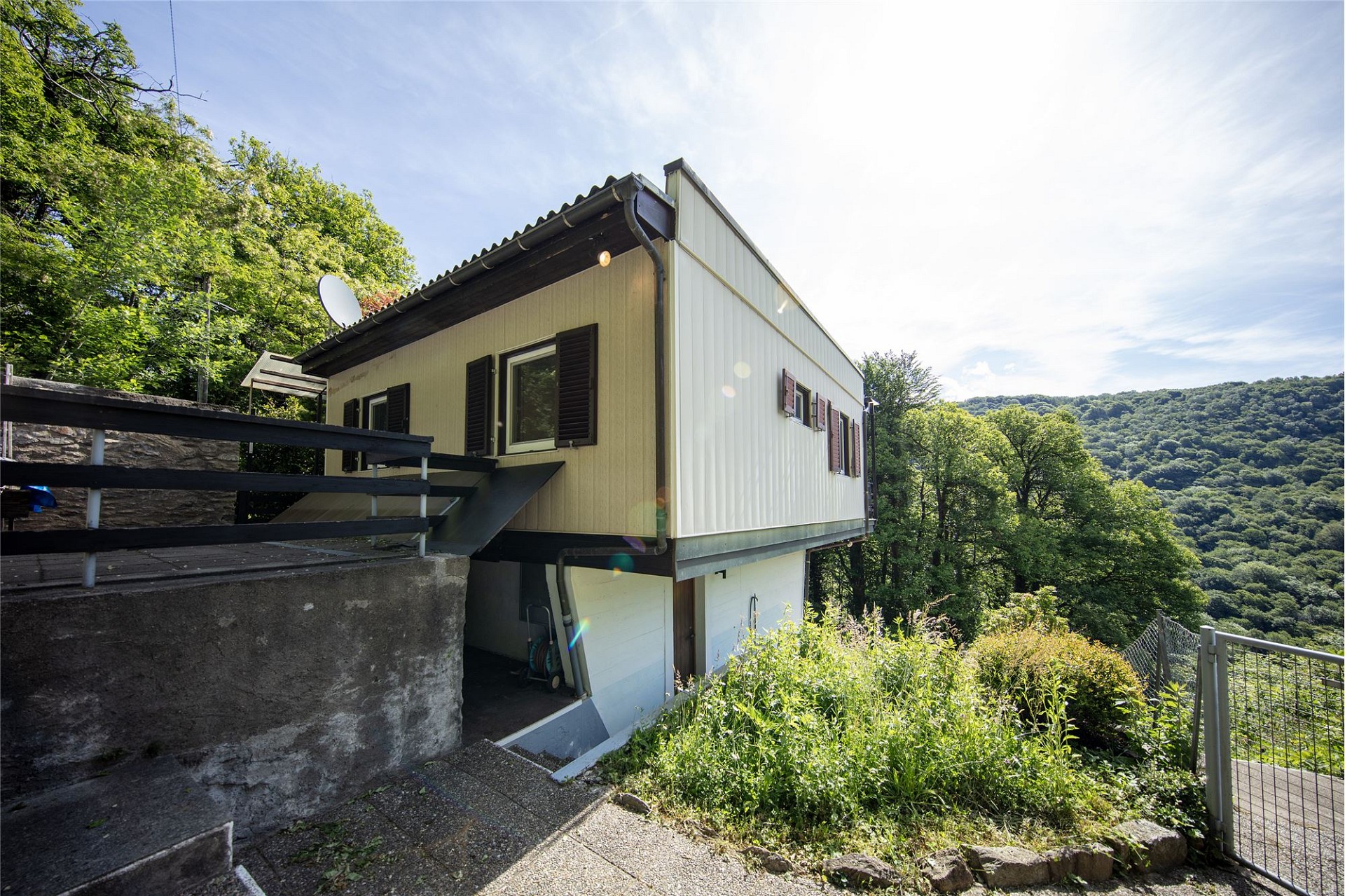 Haus am Hang mit Bergblick