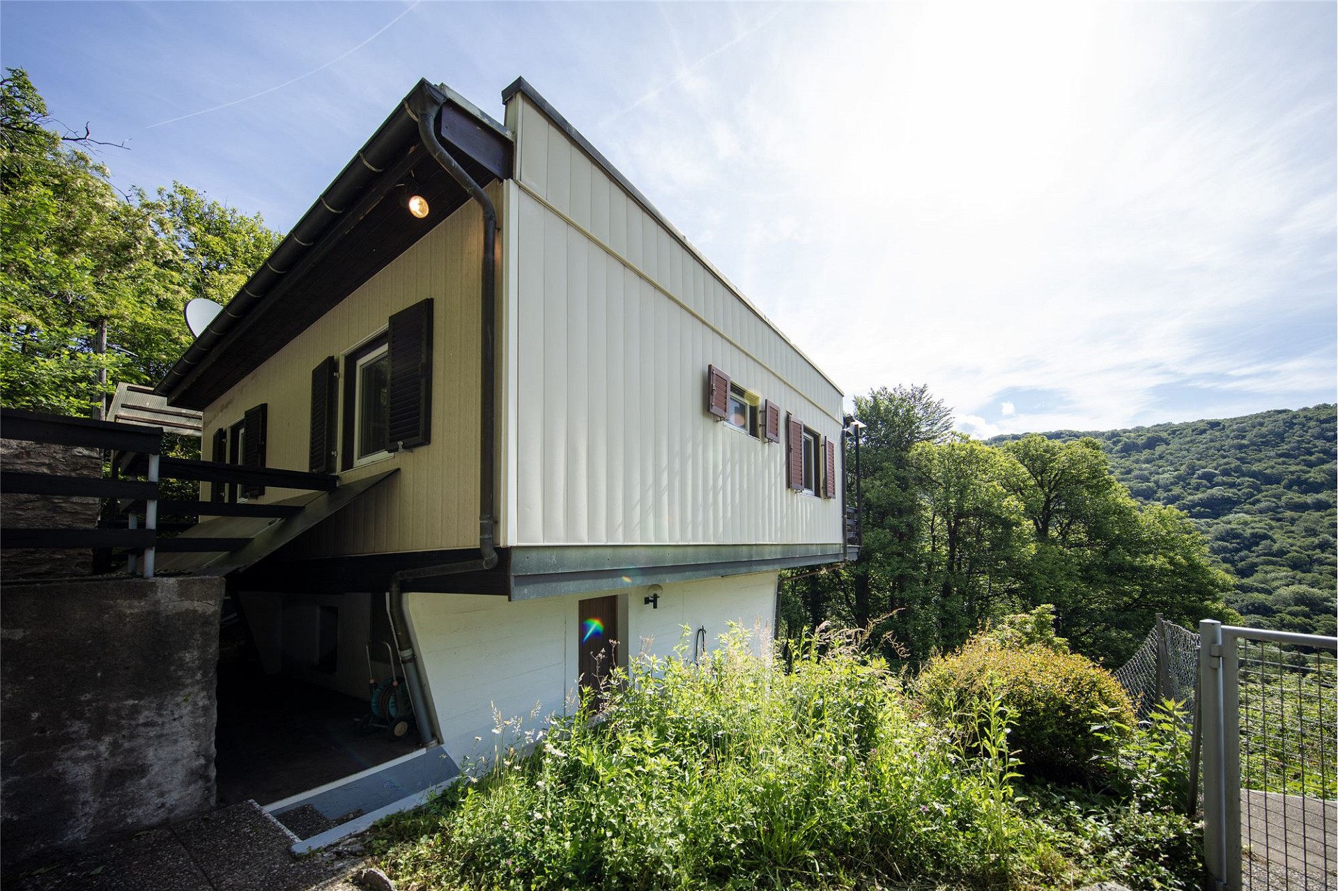 Außenansicht eines Hauses am Hang
