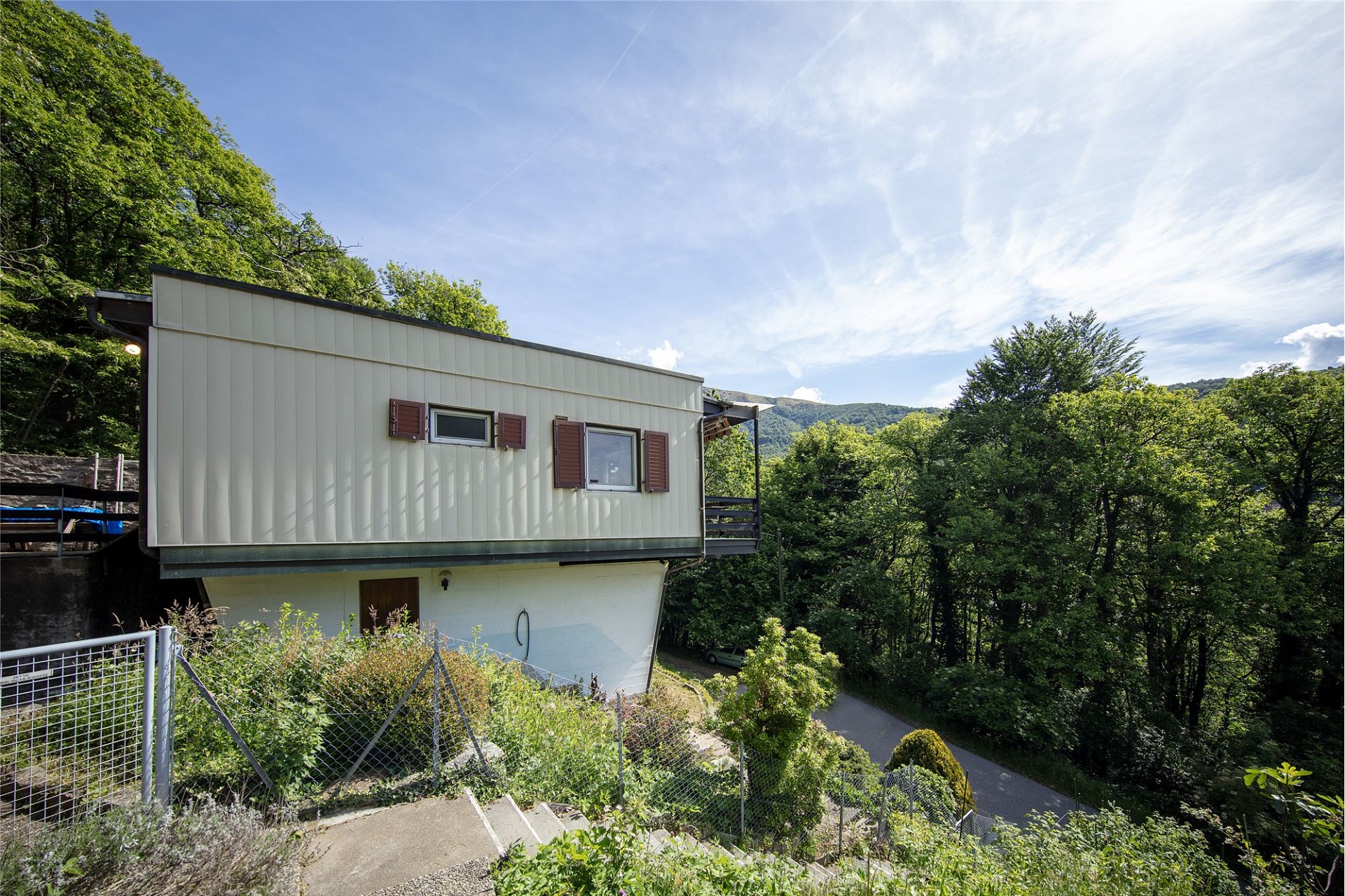 Modernes Haus in Hanglage mit Bergblick