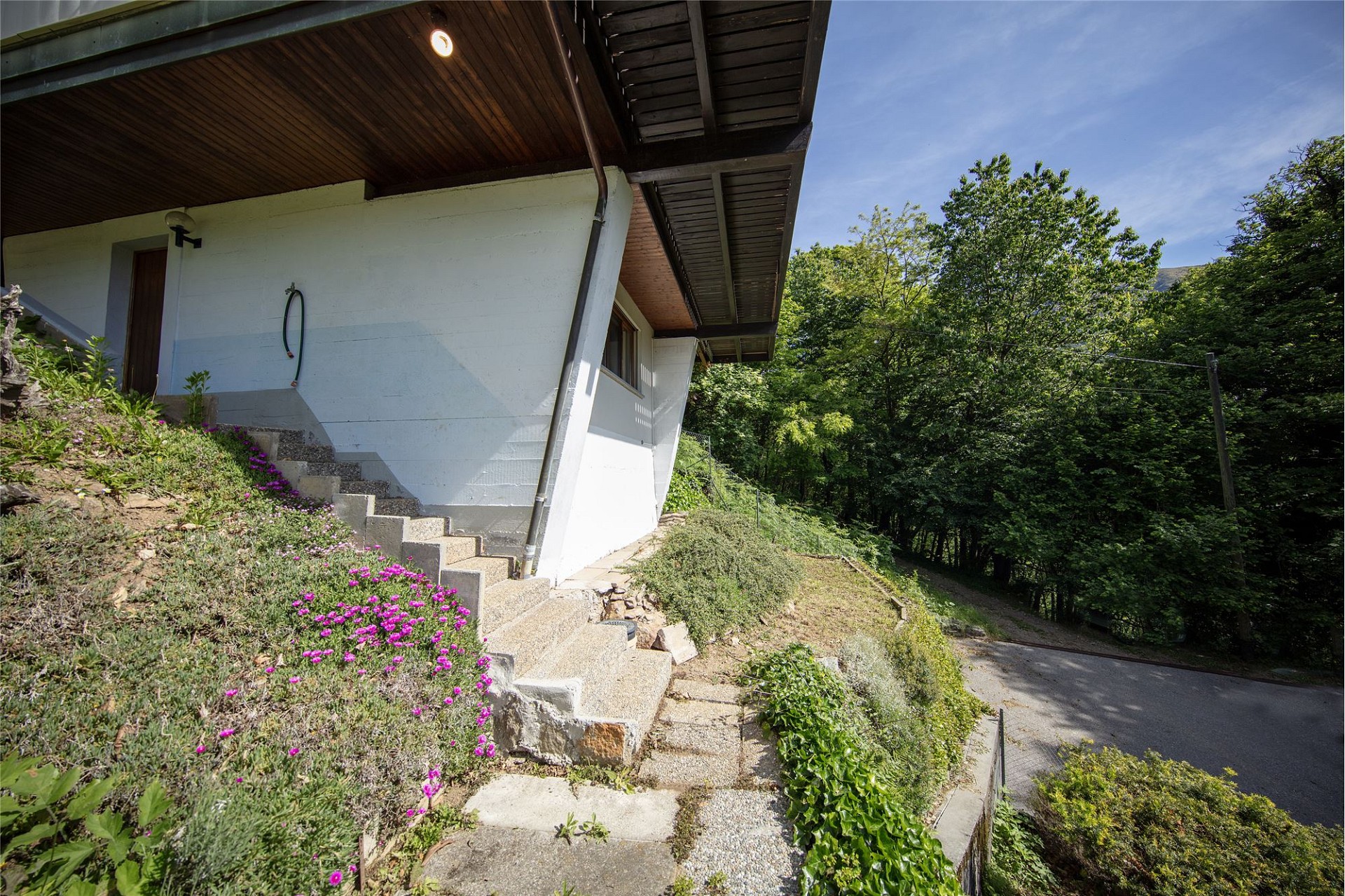 Außenansicht eines Hauses am Hang