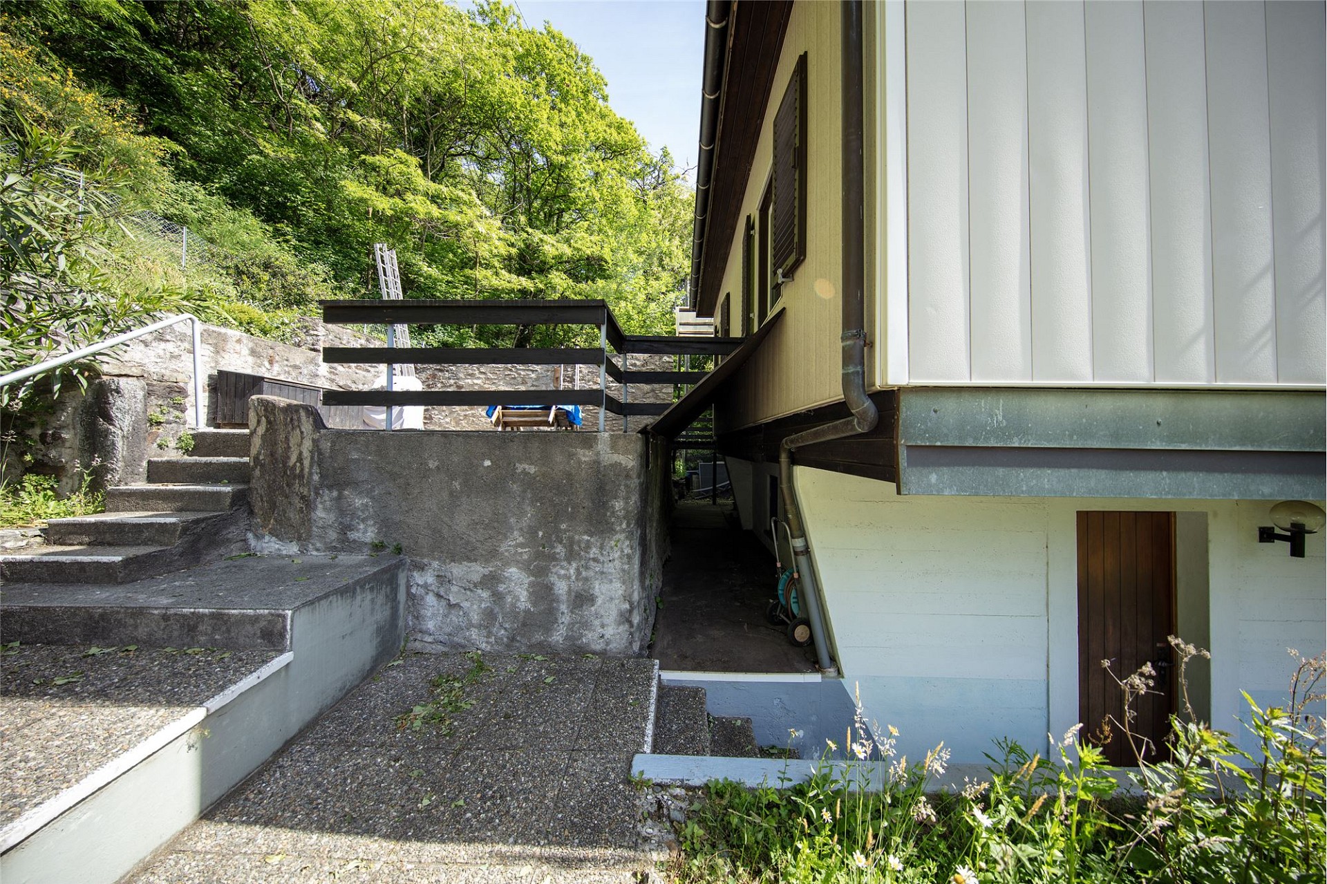 Außenansicht eines Hauses am Hang