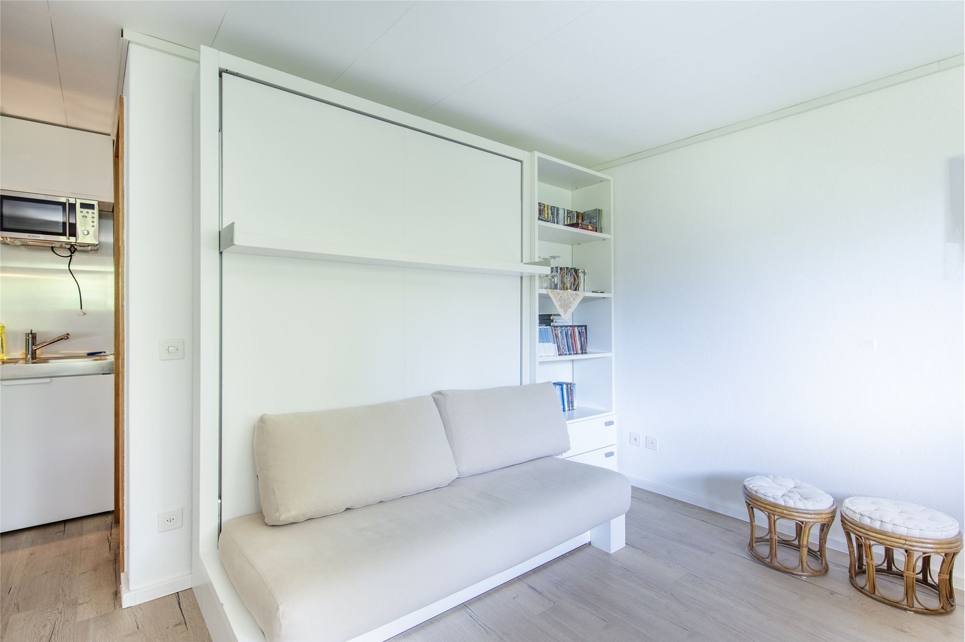 Heller Wohnraum mit Schlafsofa