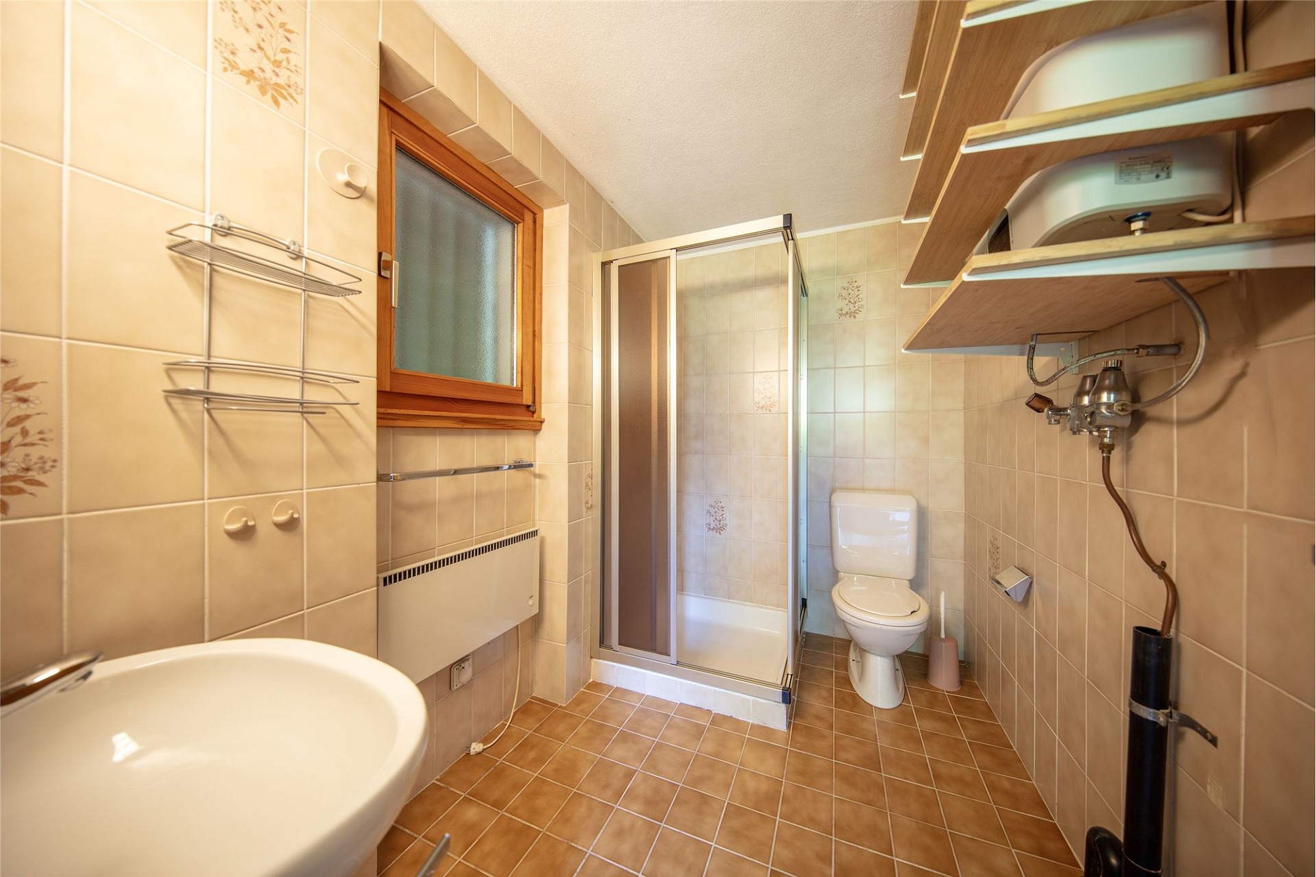 Kleines Badezimmer mit Dusche und WC