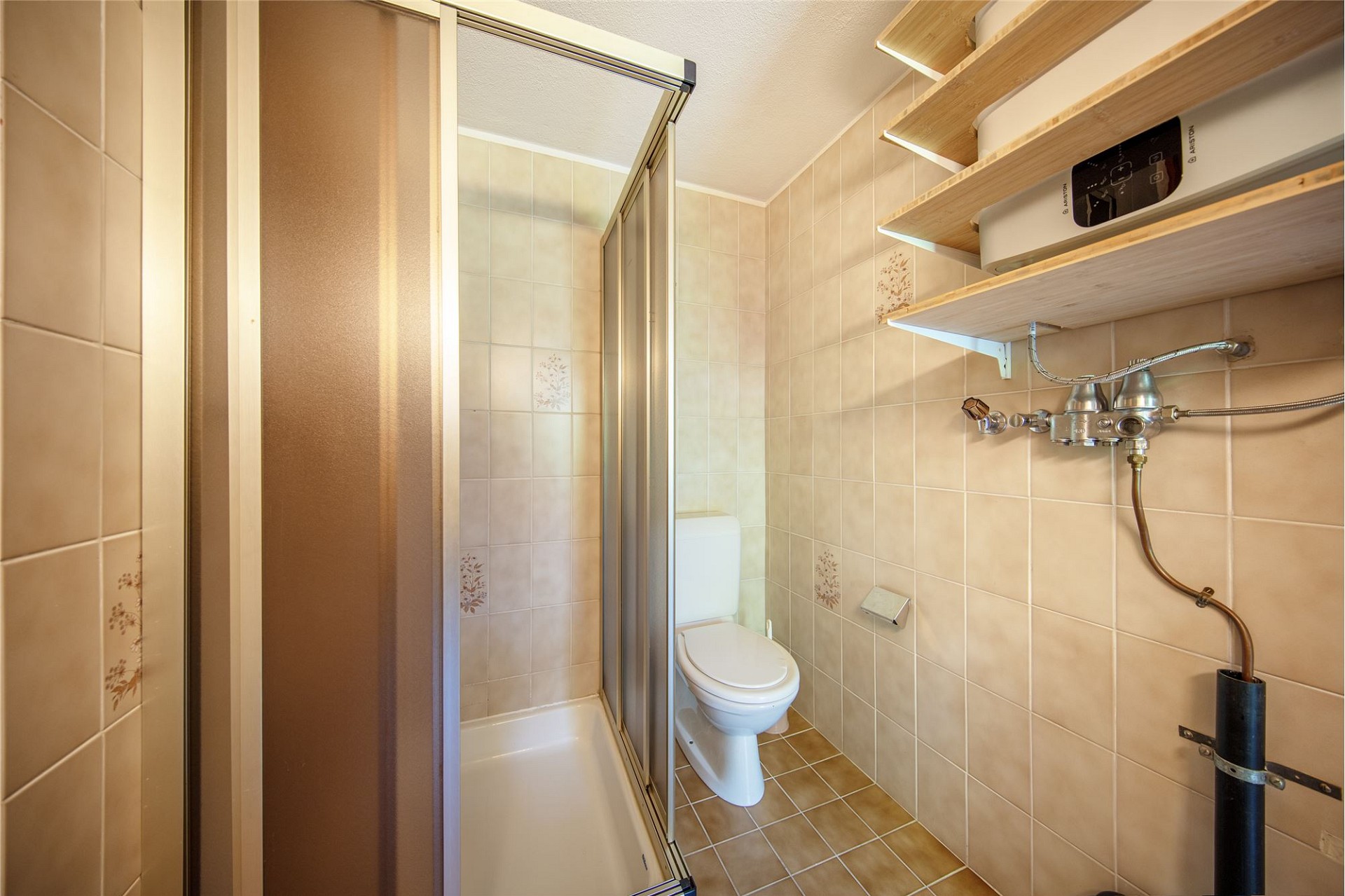 Kompaktes Badezimmer mit Dusche und WC