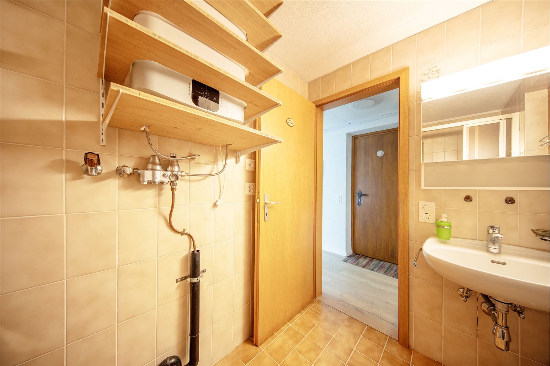 Hauswirtschafts-/Badezimmer mit Waschbecken und Warmwassertechnik