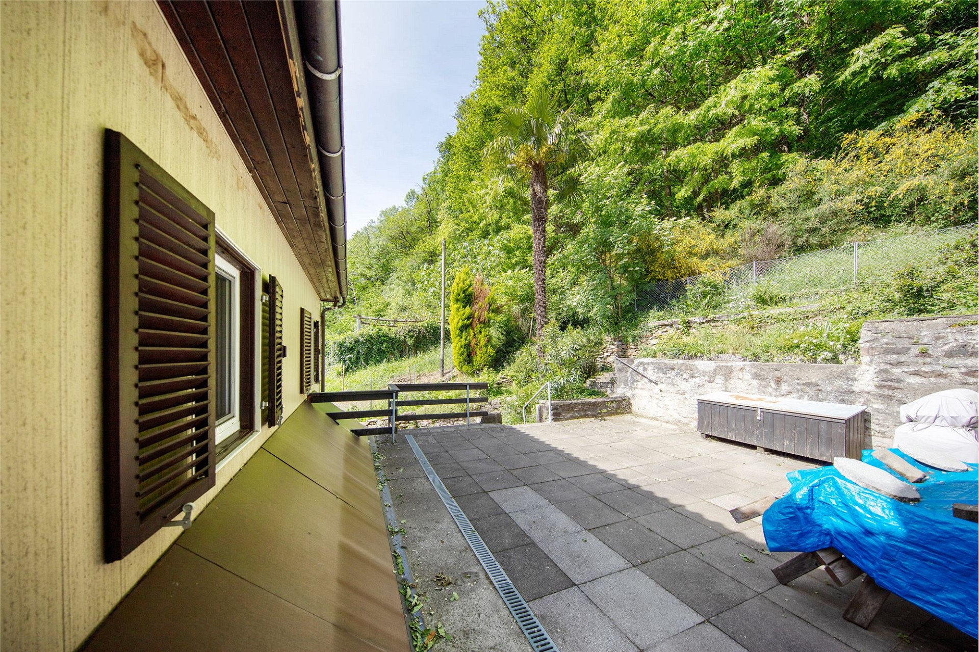 Terrasse am Haus mit Gartenhang