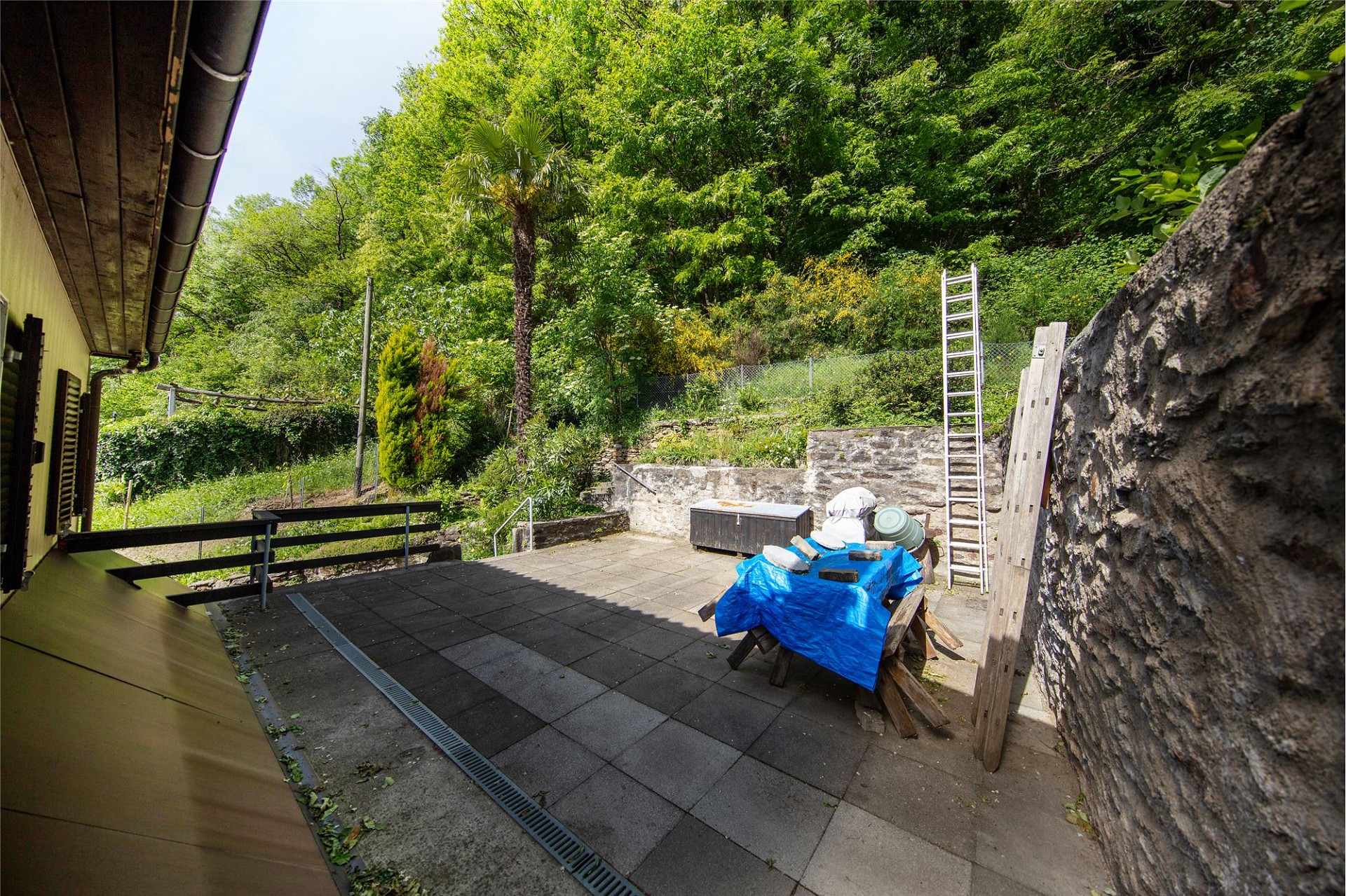 Terrasse am Hang mit Gartenblick