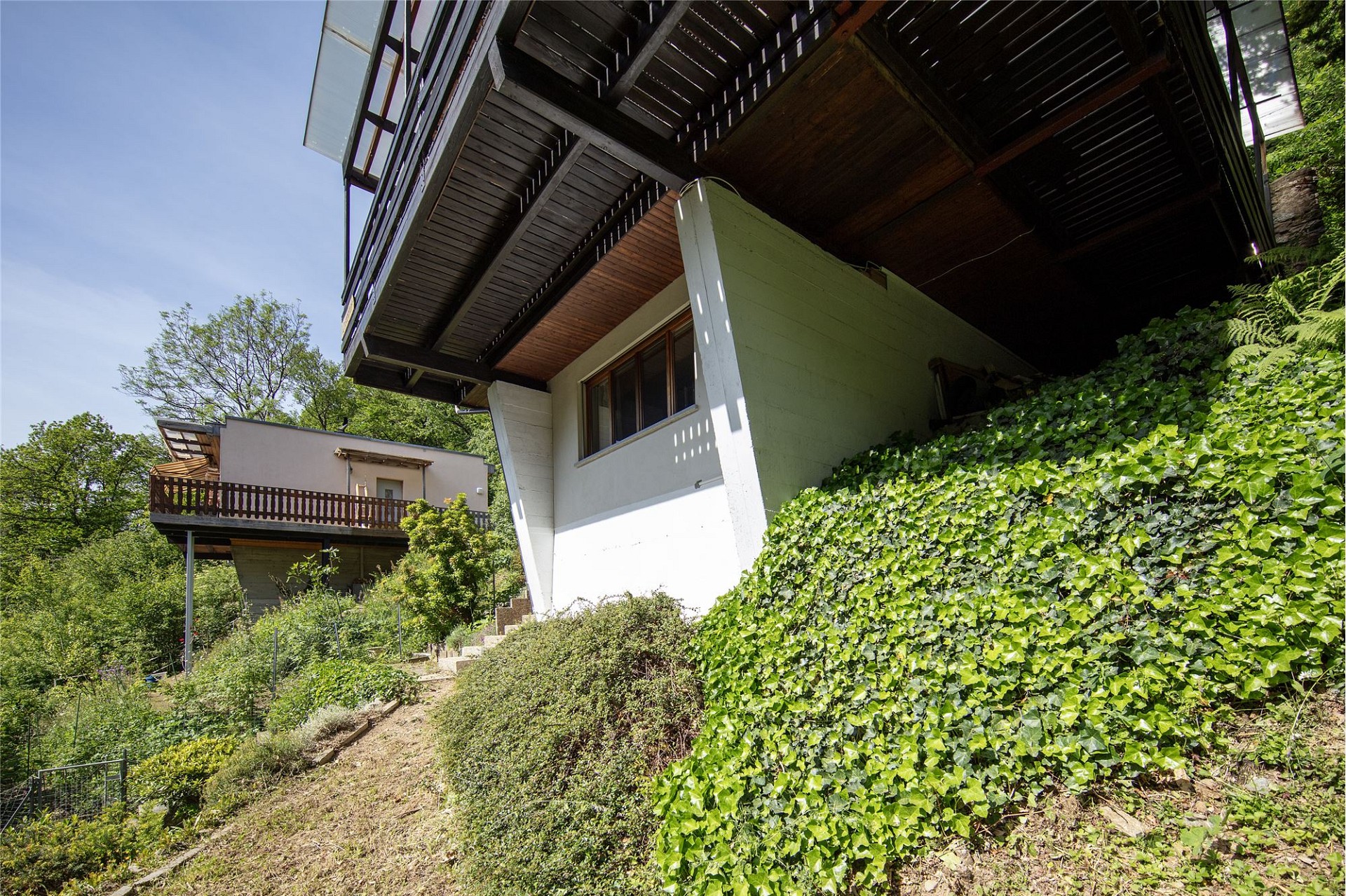 Hanghaus mit großzügigen Terrassen und Gartenhang