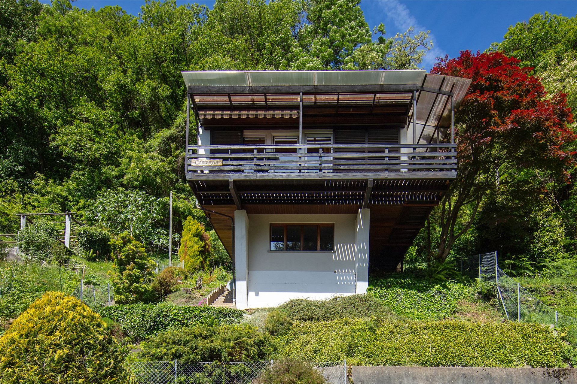 Haus in üppiger Hanglage