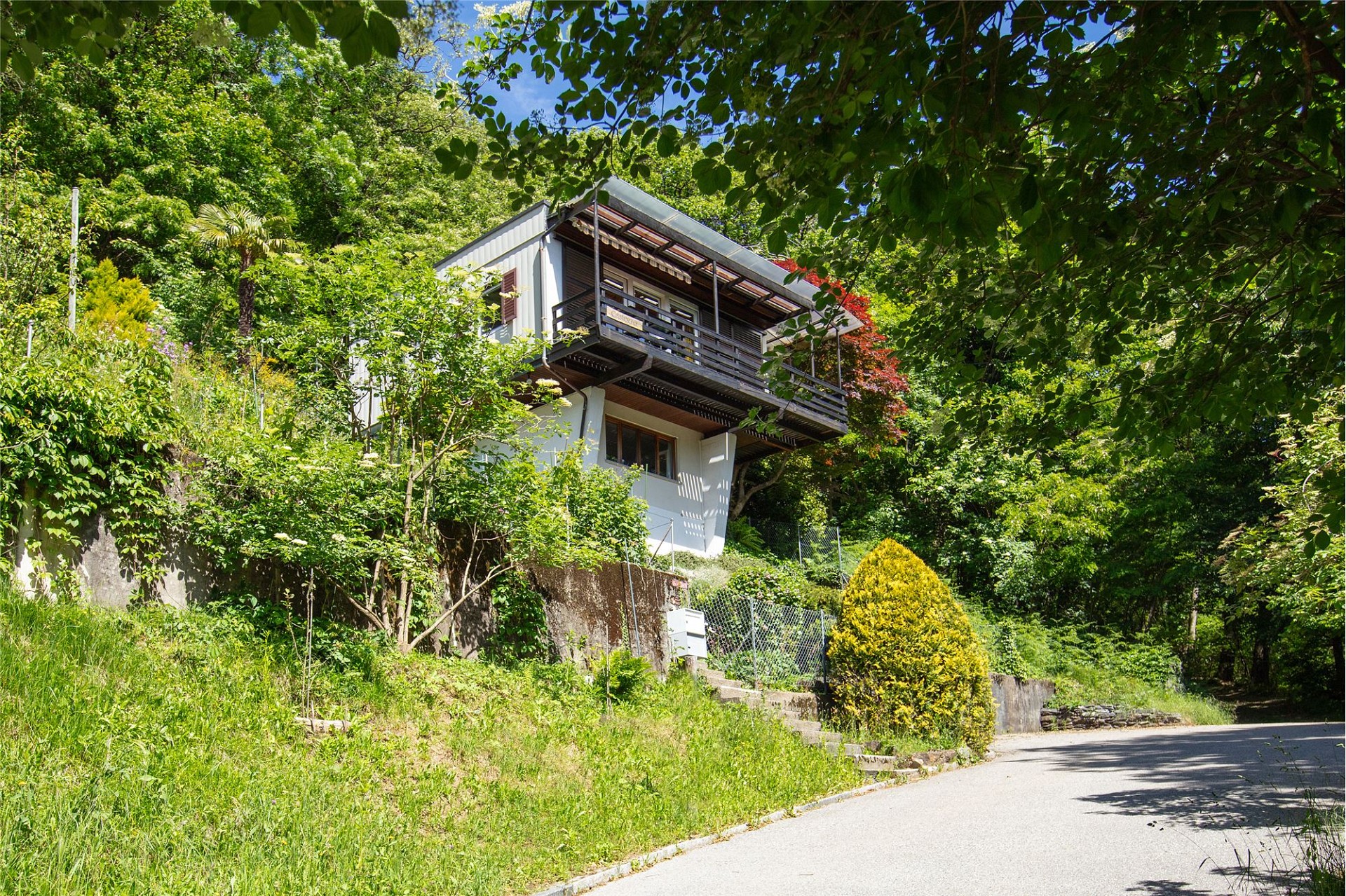 Haus in grüner Hanglage