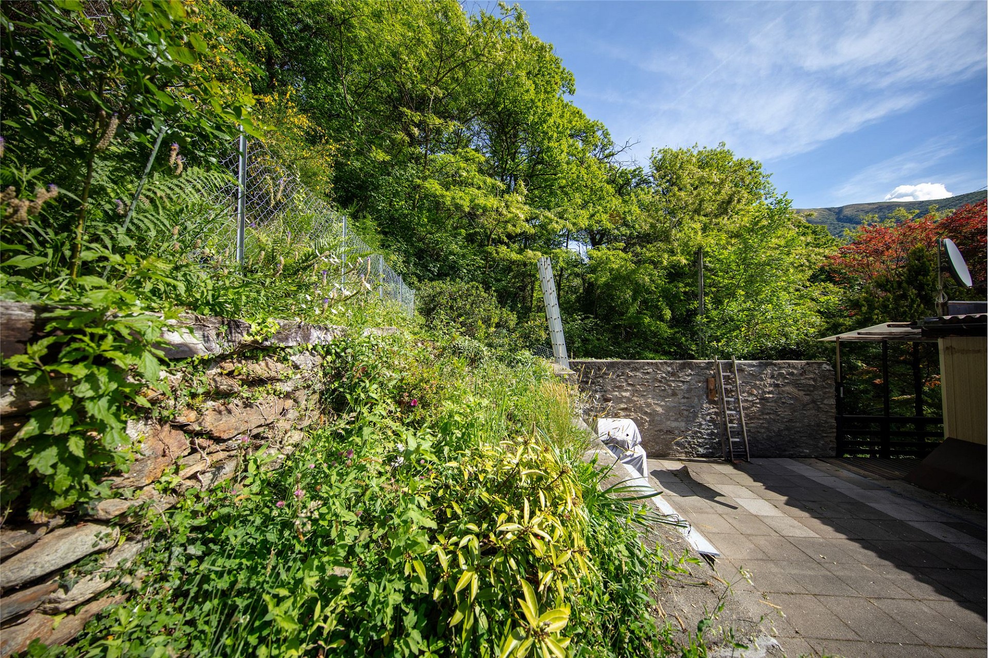 Terrassengarten mit Natursteinmauern