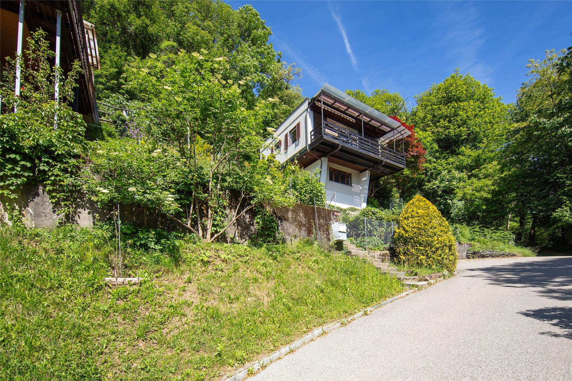 Haus am Hang in grüner Umgebung
