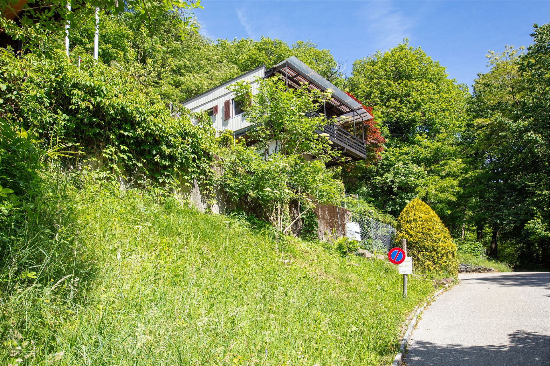 Haus in grüner Hanglage