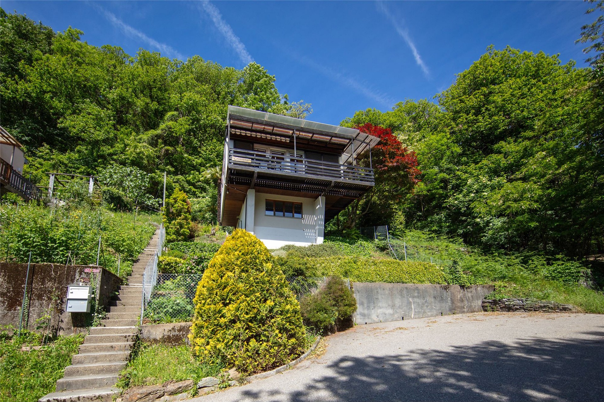 Haus in grüner Hanglage