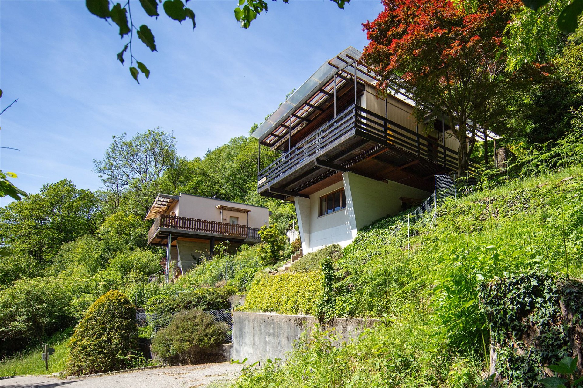 Hanglage mit modernen Terrassenhäusern im Grünen