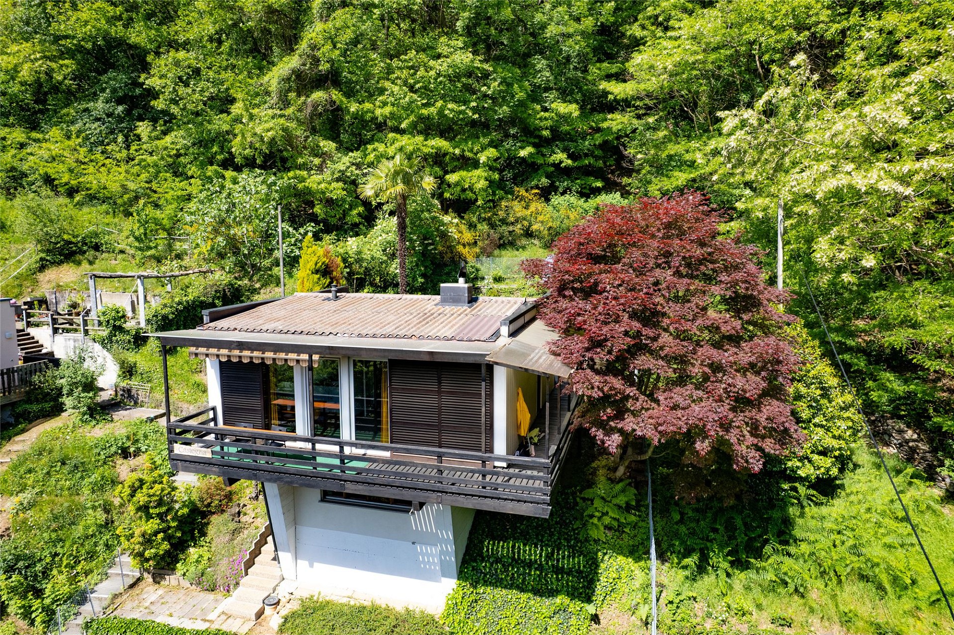 Haus in üppiger Hanglage