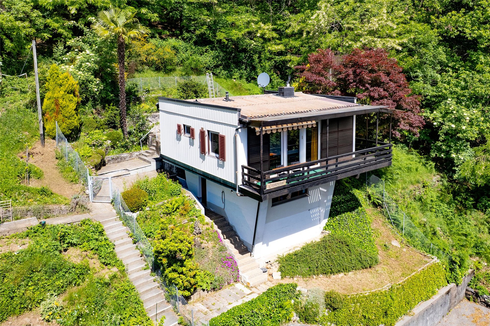 Haus in grüner Hanglage mit Balkon