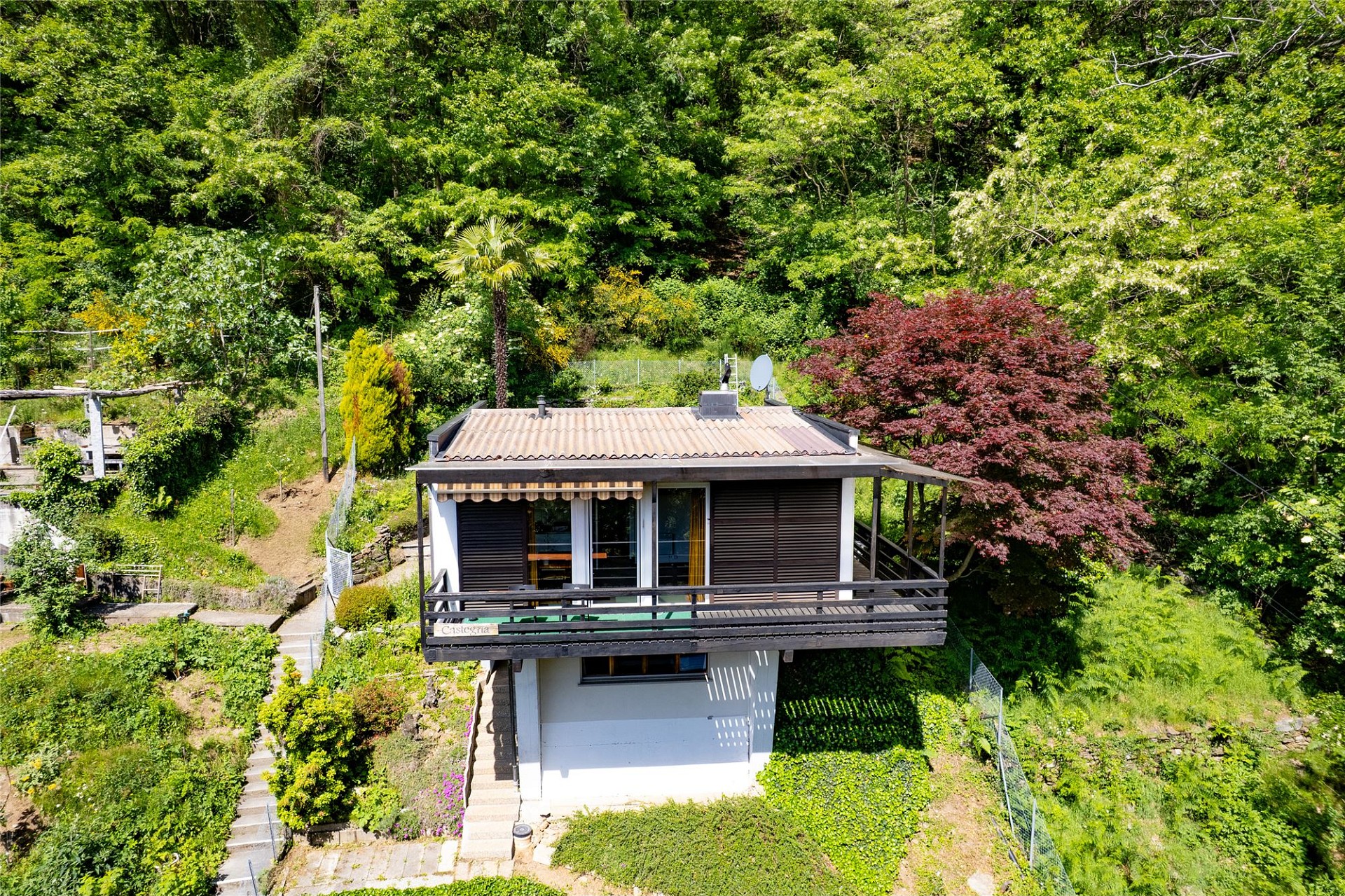 Außenansicht eines kleinen Hauses am Hang