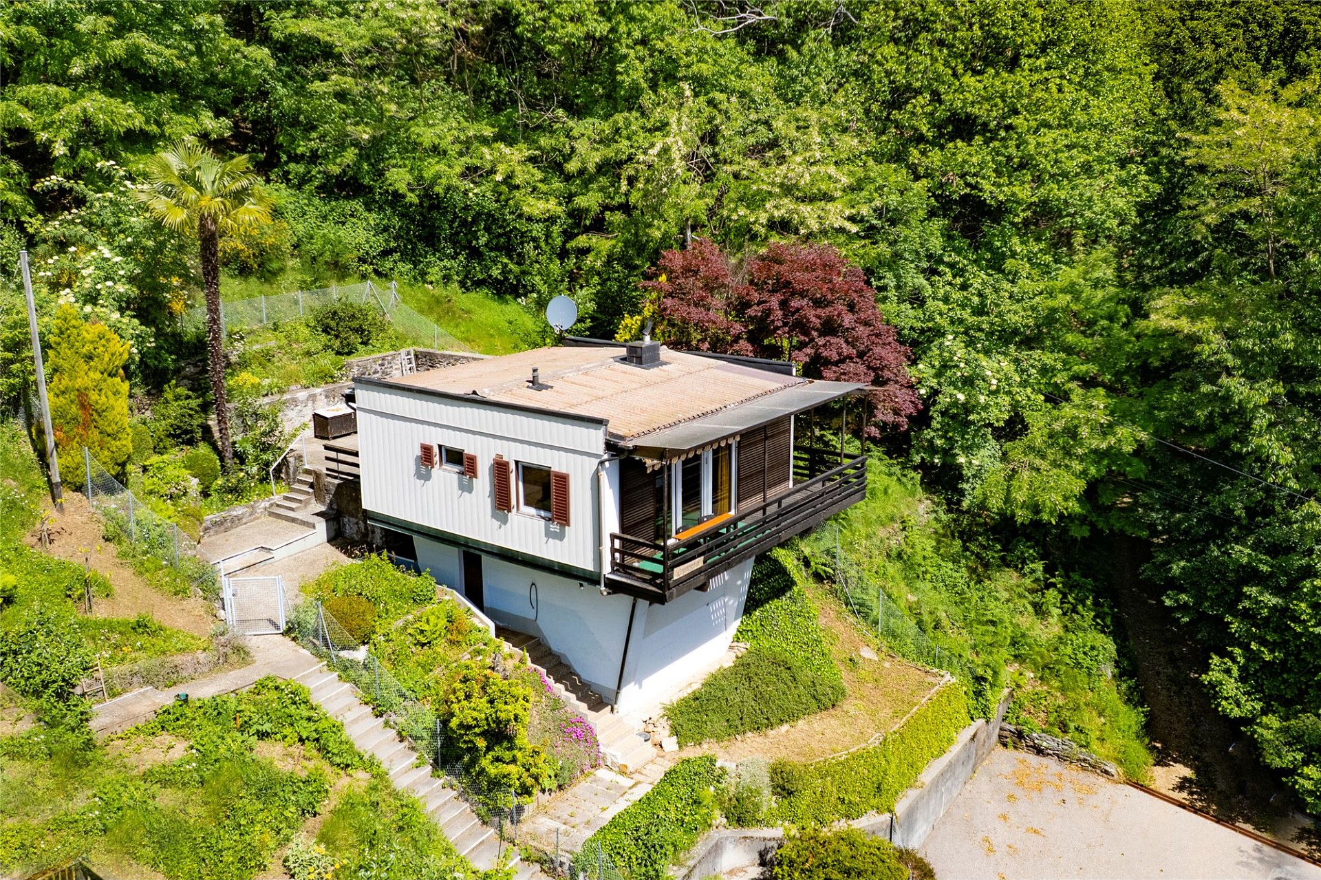 Luftaufnahme eines Hauses im Grünen