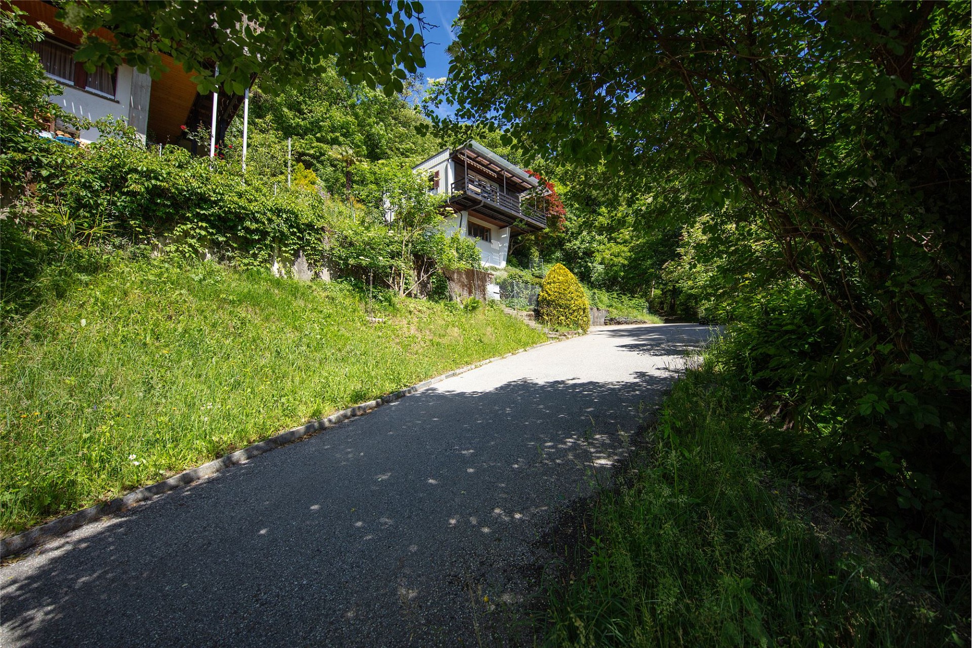 Landschaftliches Wohnhaus an einer Kurve