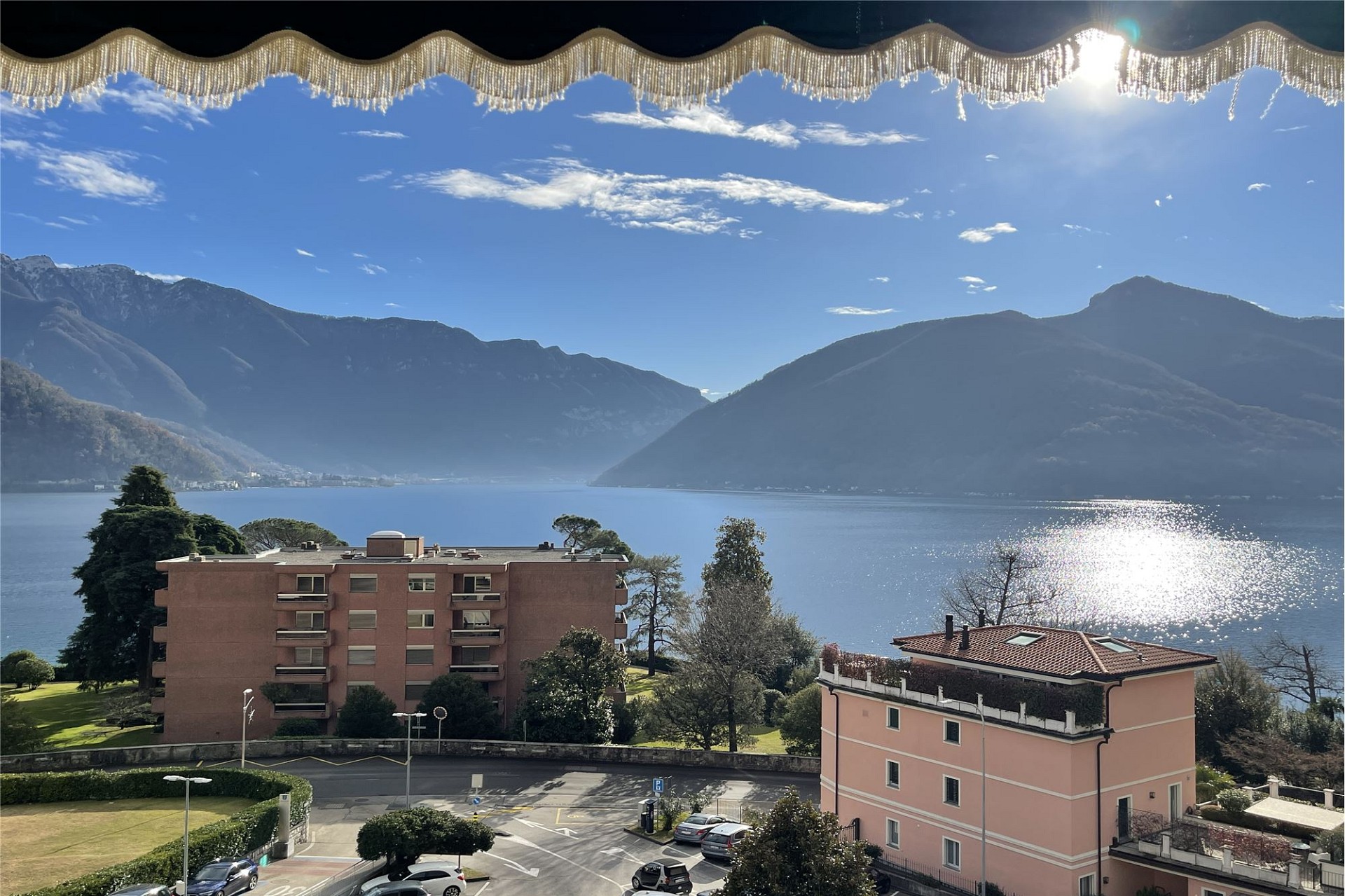 See- und Bergblick aus einem Fenster