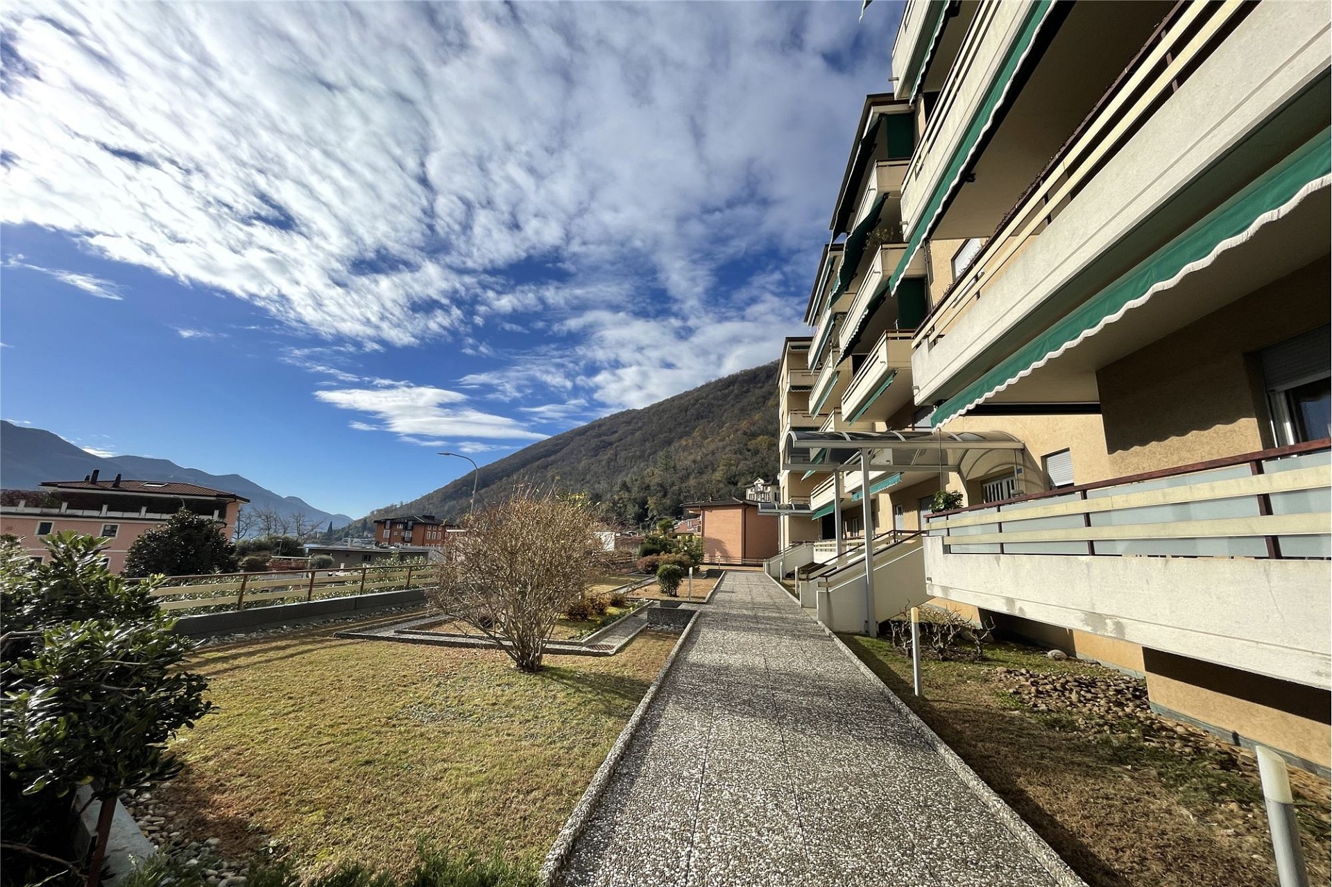 Außenansicht einer Wohnanlage mit Bergblick