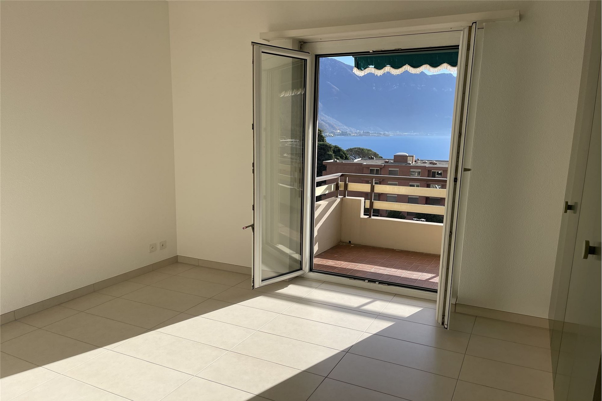 Heller Wohnraum mit Balkon und Seeblick