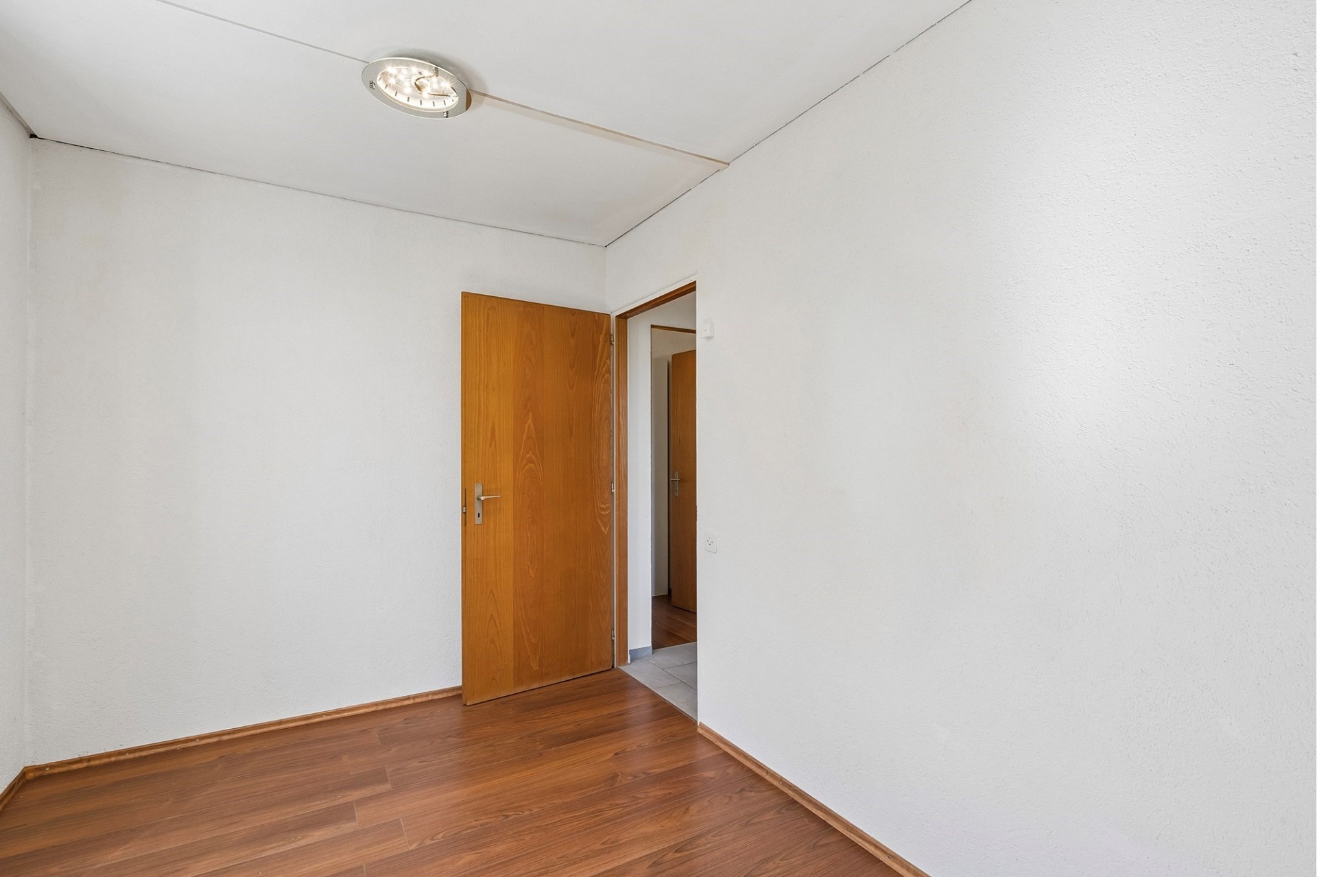 Leerer Innenraum mit Holztür