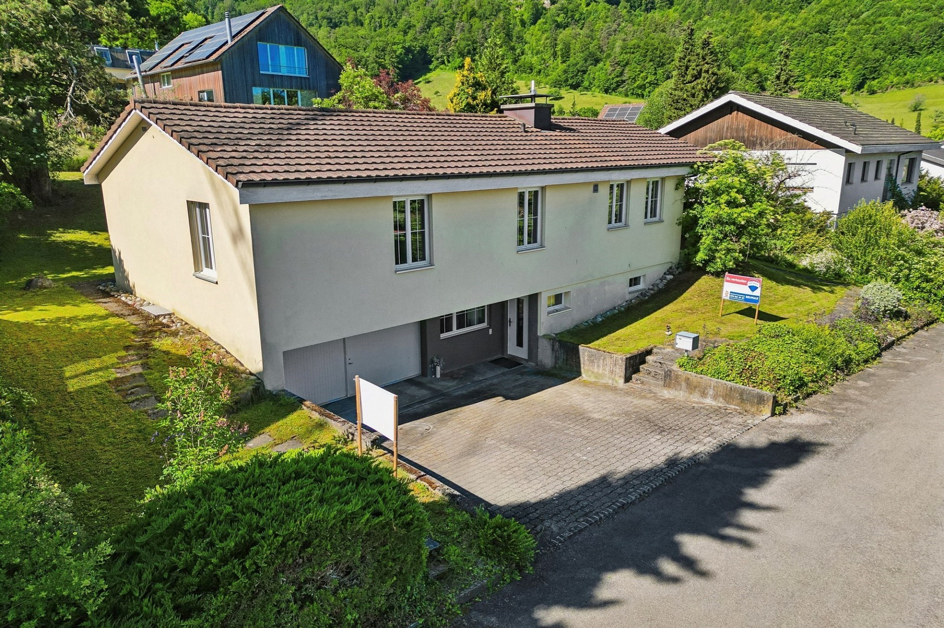 Freistehendes Haus mit Garten in Hanglage