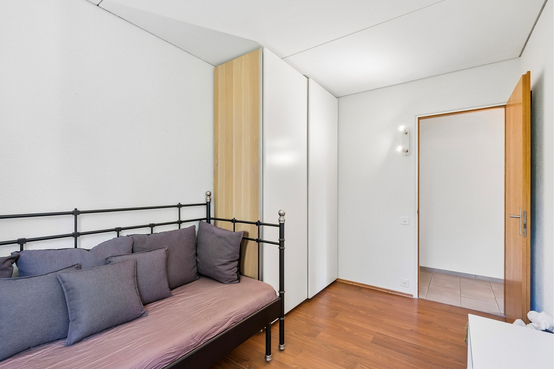 Kleines Schlafzimmer mit Einbauschrank