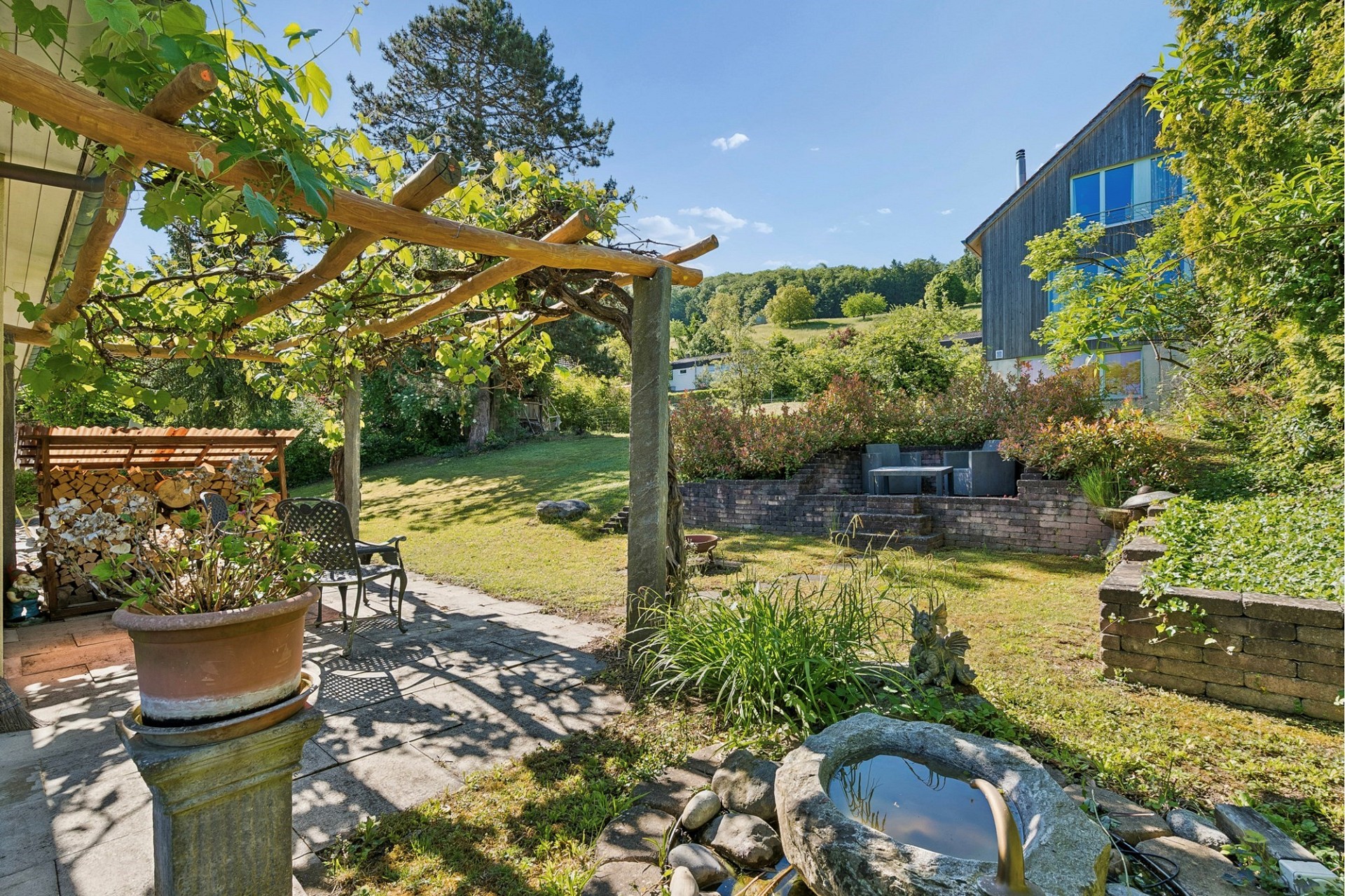 Großer gepflegter Garten mit Pergola und Sitzbereich