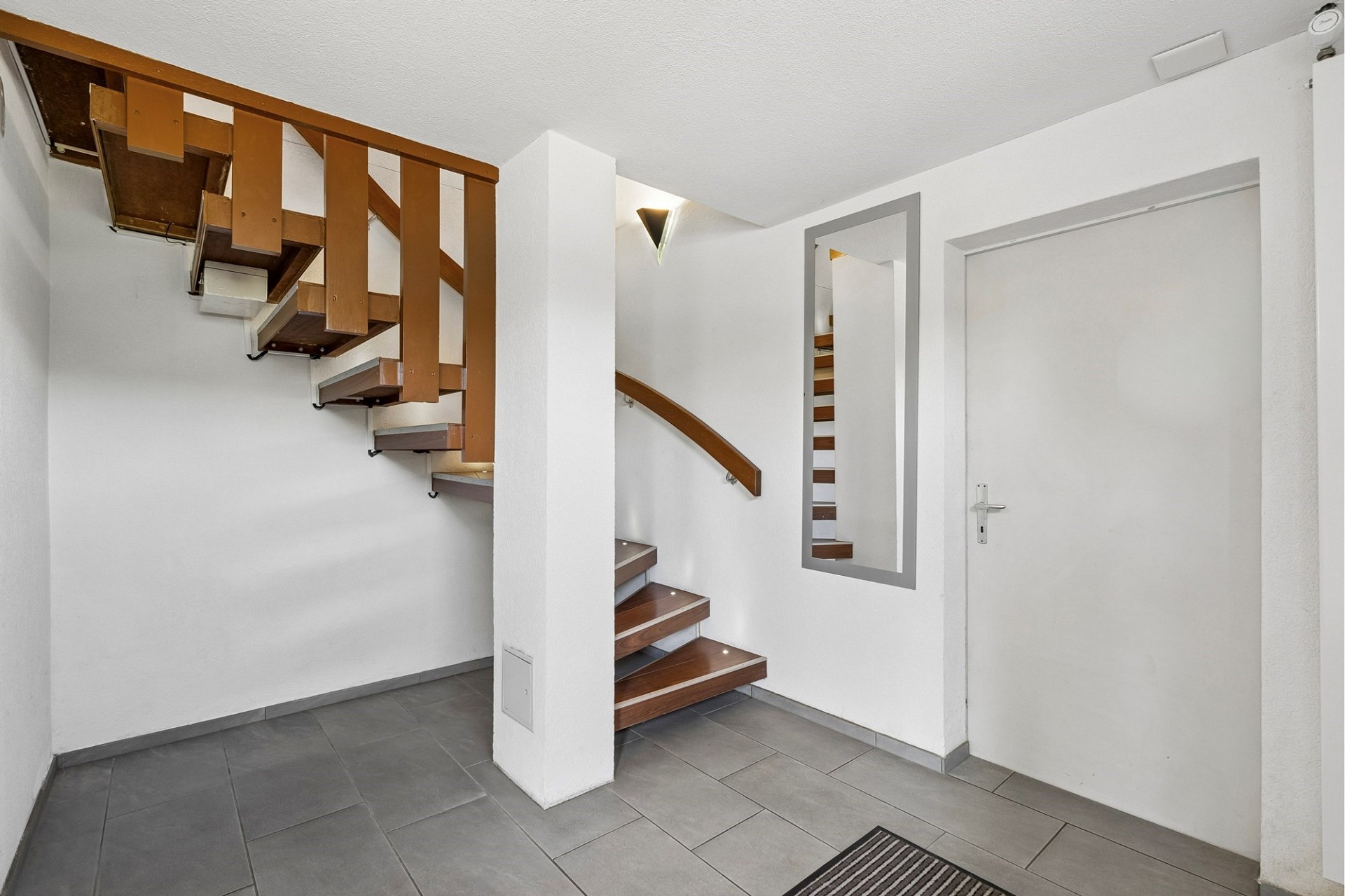 Treppenhaus mit moderner Holztreppe