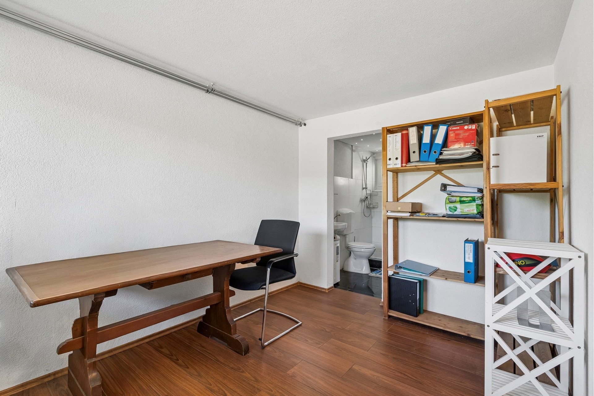 Kleines Arbeitszimmer mit angrenzendem Bad