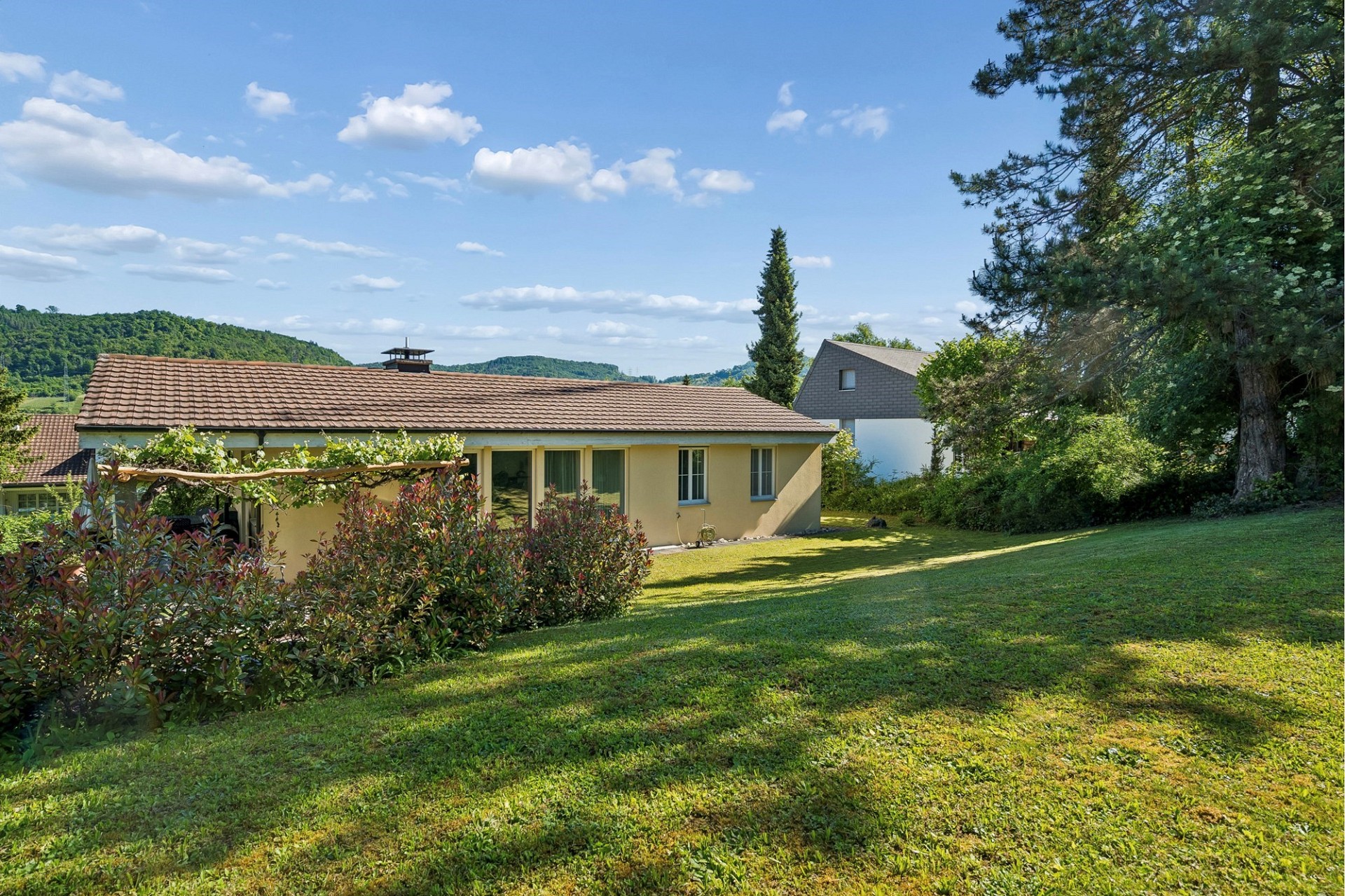 Haus mit Garten und Walmdach