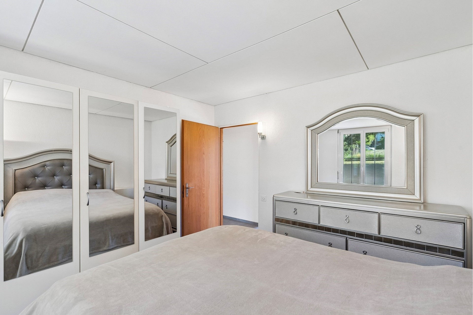 Schlafzimmer mit Spiegelmöbeln