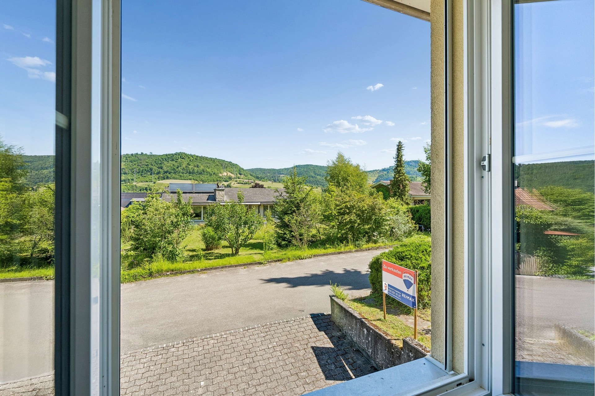 Blick aus dem Fenster auf ländliche Umgebung