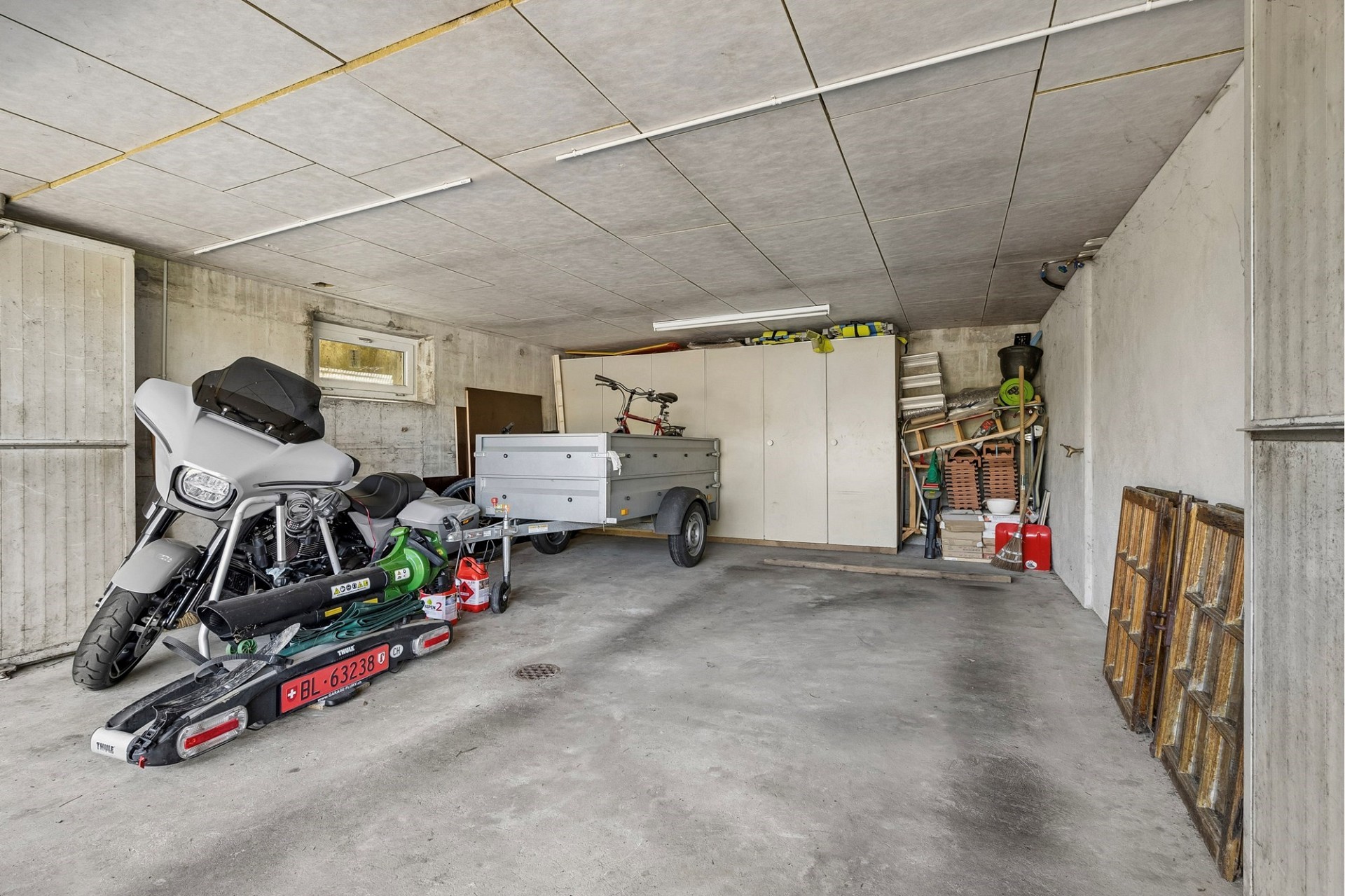 Garage mit gelagerten Fahrzeugen und Werkzeugen