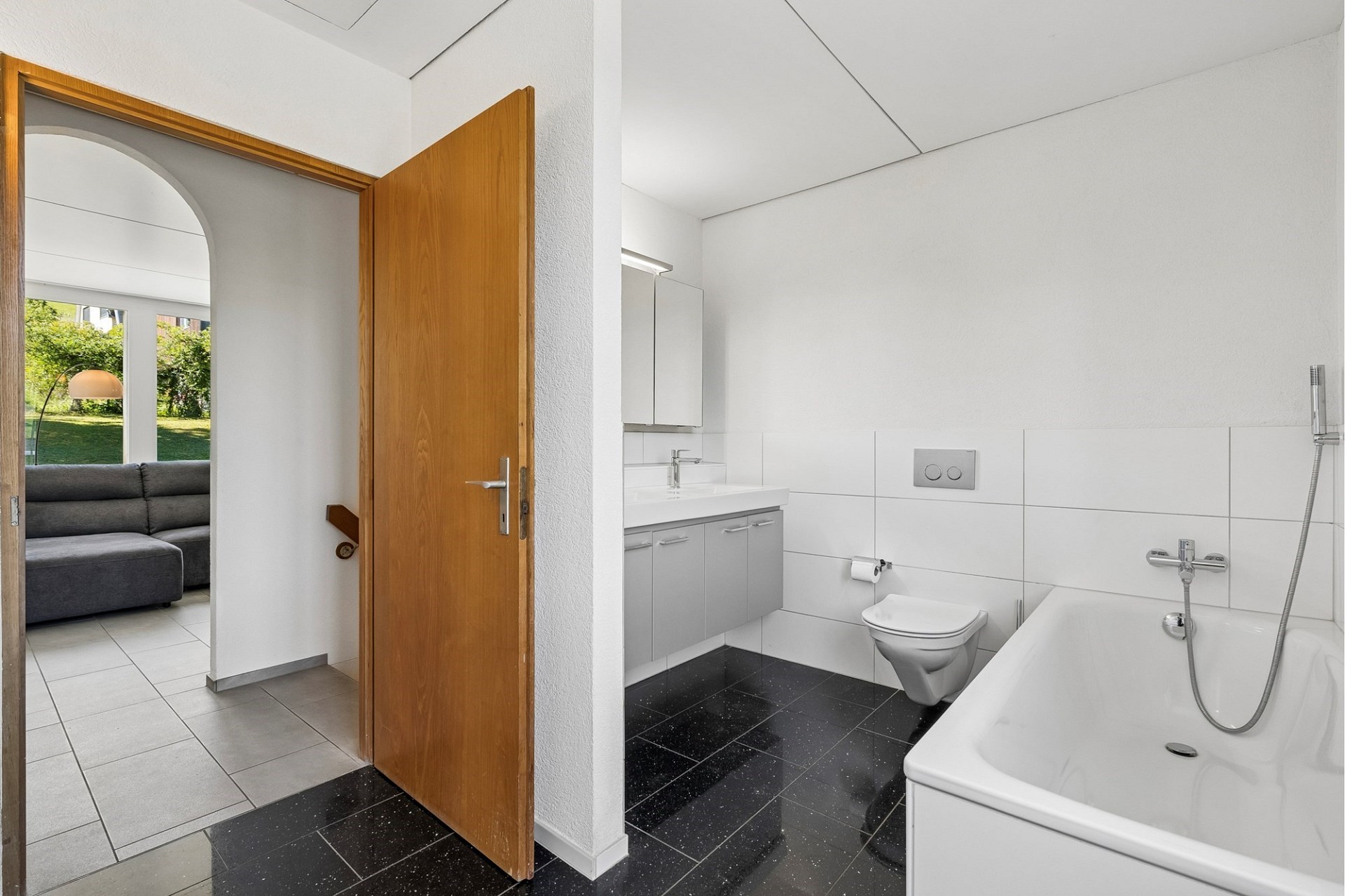 Modernes Bad mit Blick in den Wohnbereich