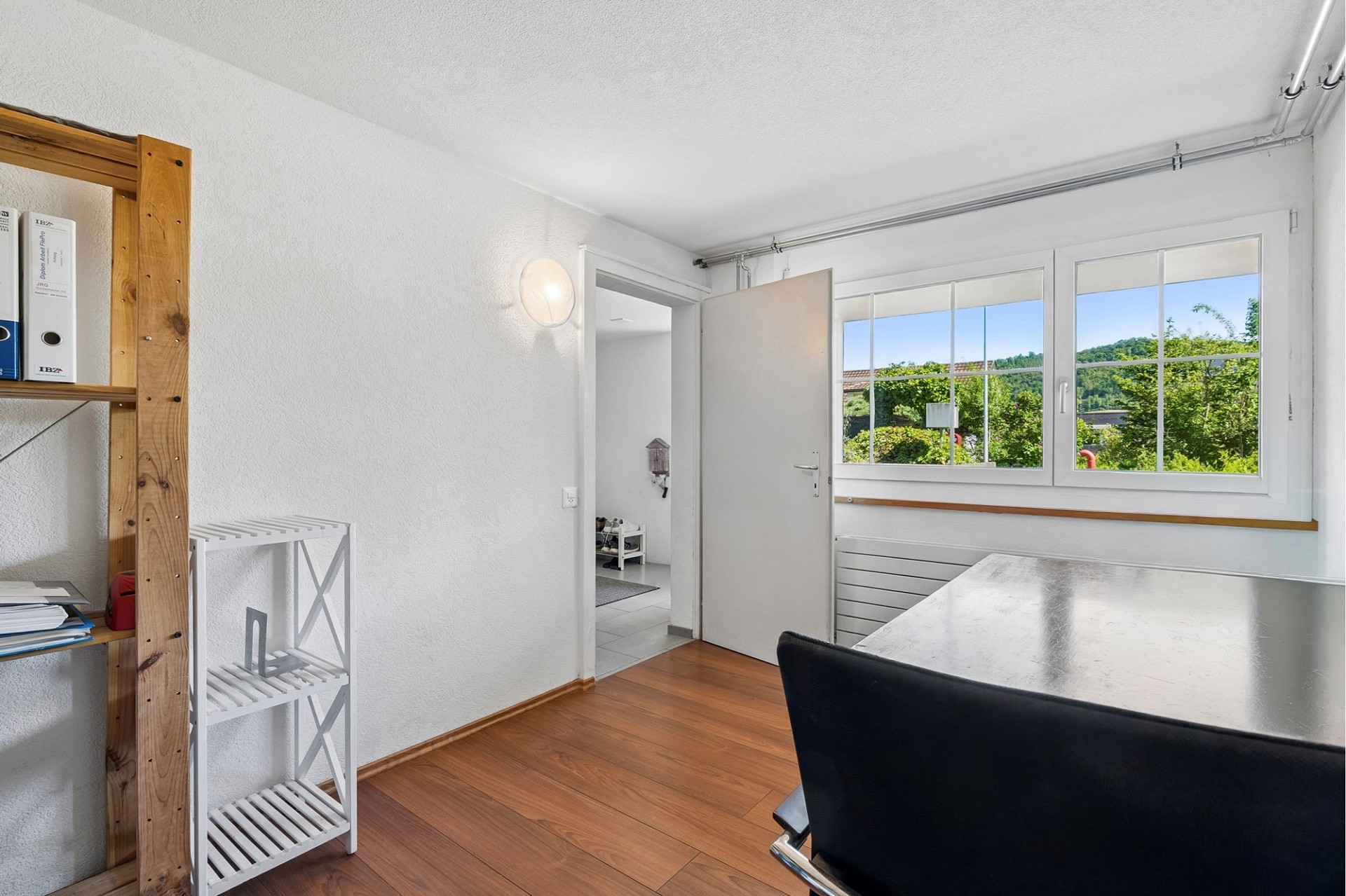 Helles Büro- oder Arbeitszimmer mit Fensterblick