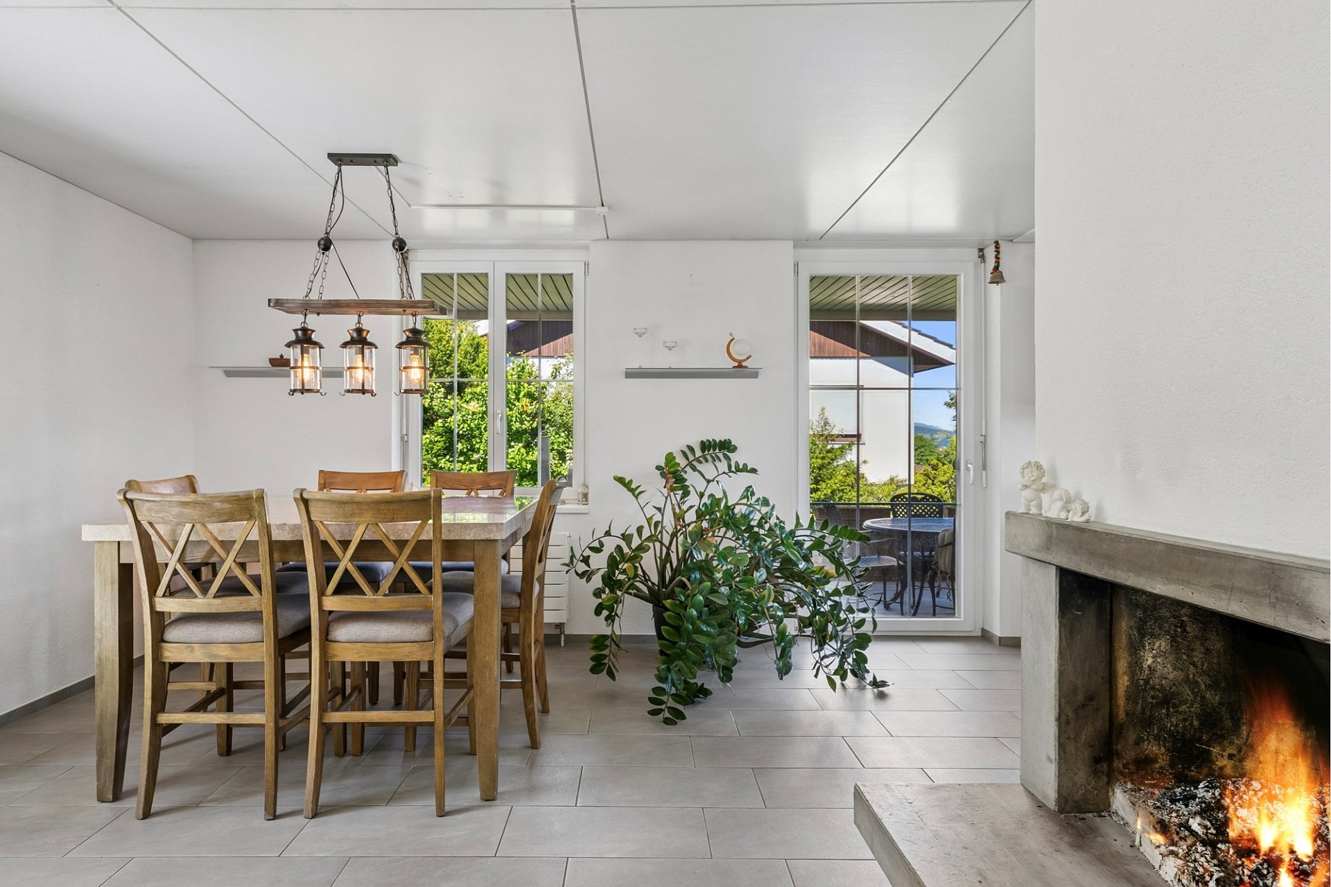 Essbereich mit Kamin und Terrassenausblick
