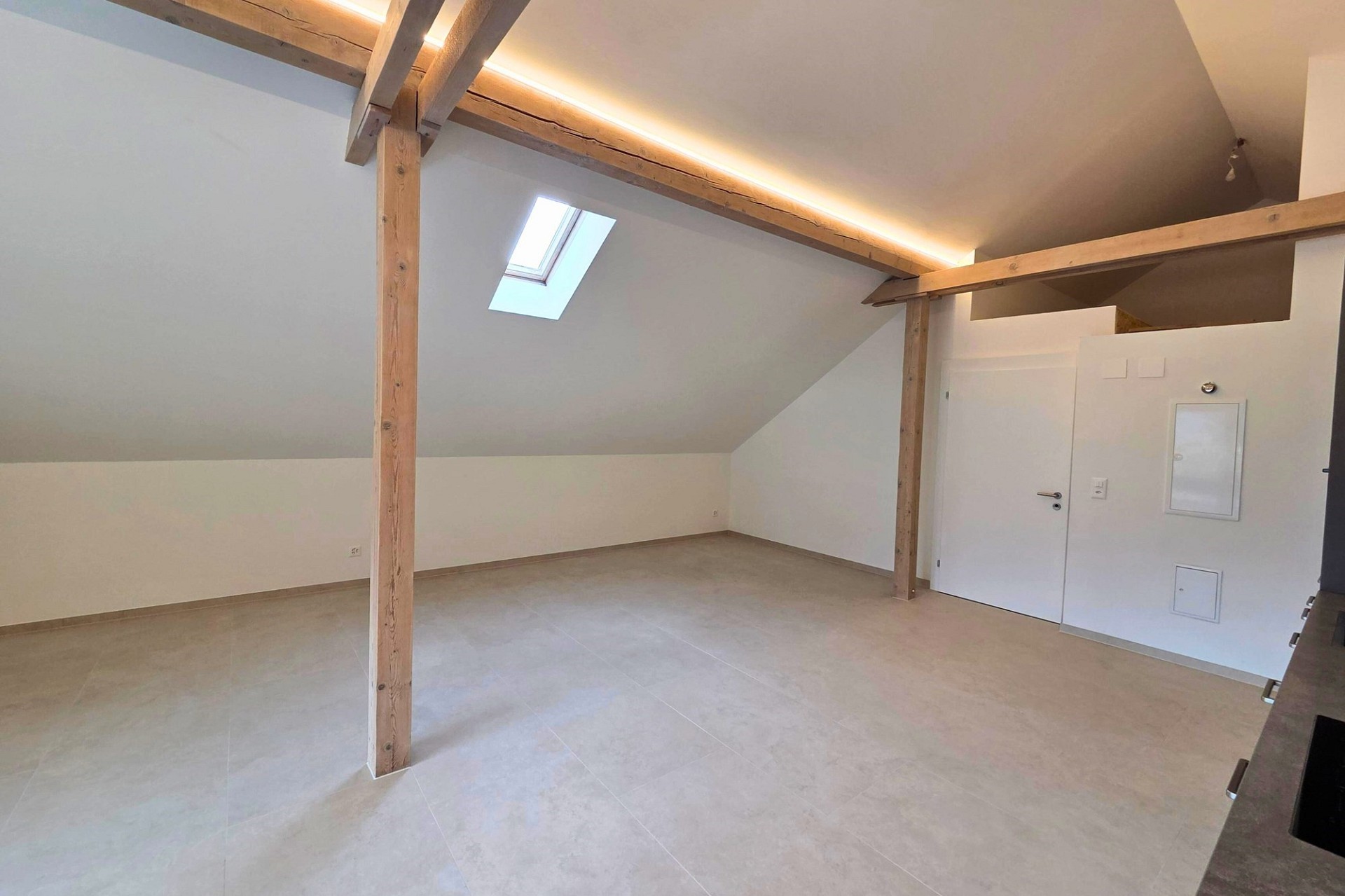 Ausgebauter Dachraum mit sichtbaren Holzbalken