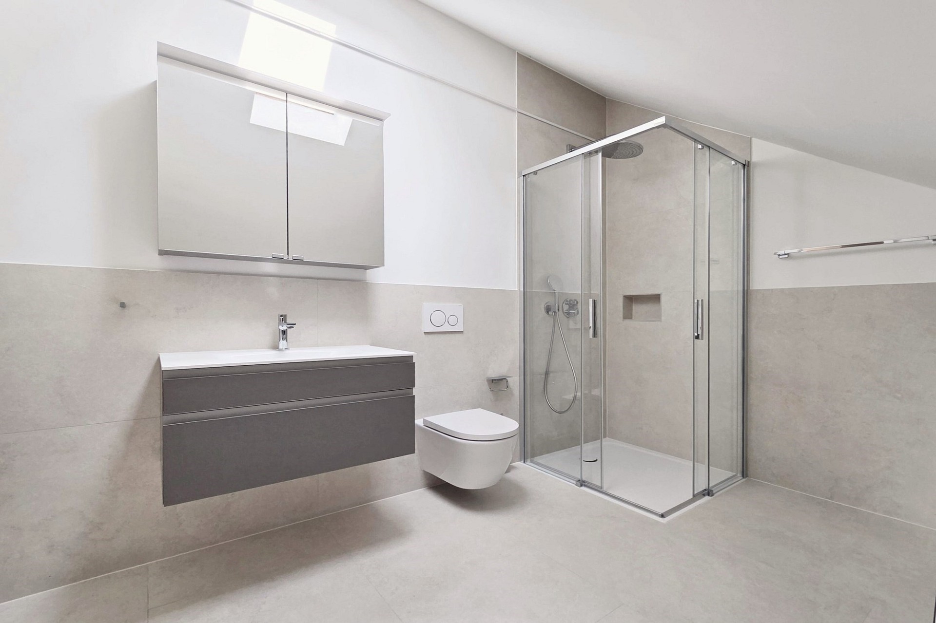 Modernes Badezimmer mit Dusche und Waschtisch